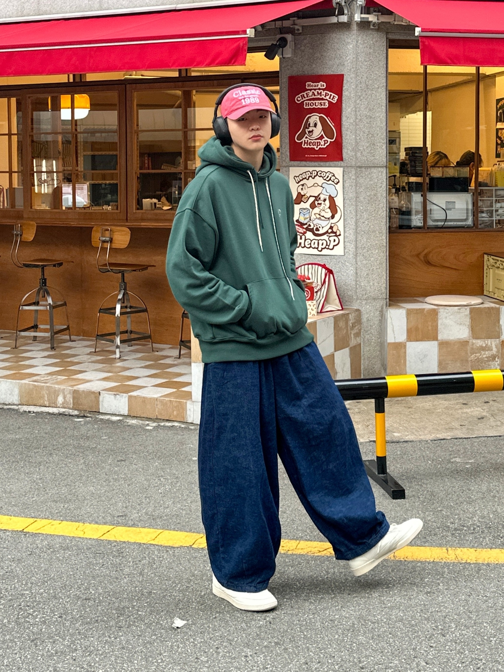 Sony WH-1000XM5 Black (Korean Ver.), Reebok Club C 85 Vintage Chalk Green 착용 스타일 - 1