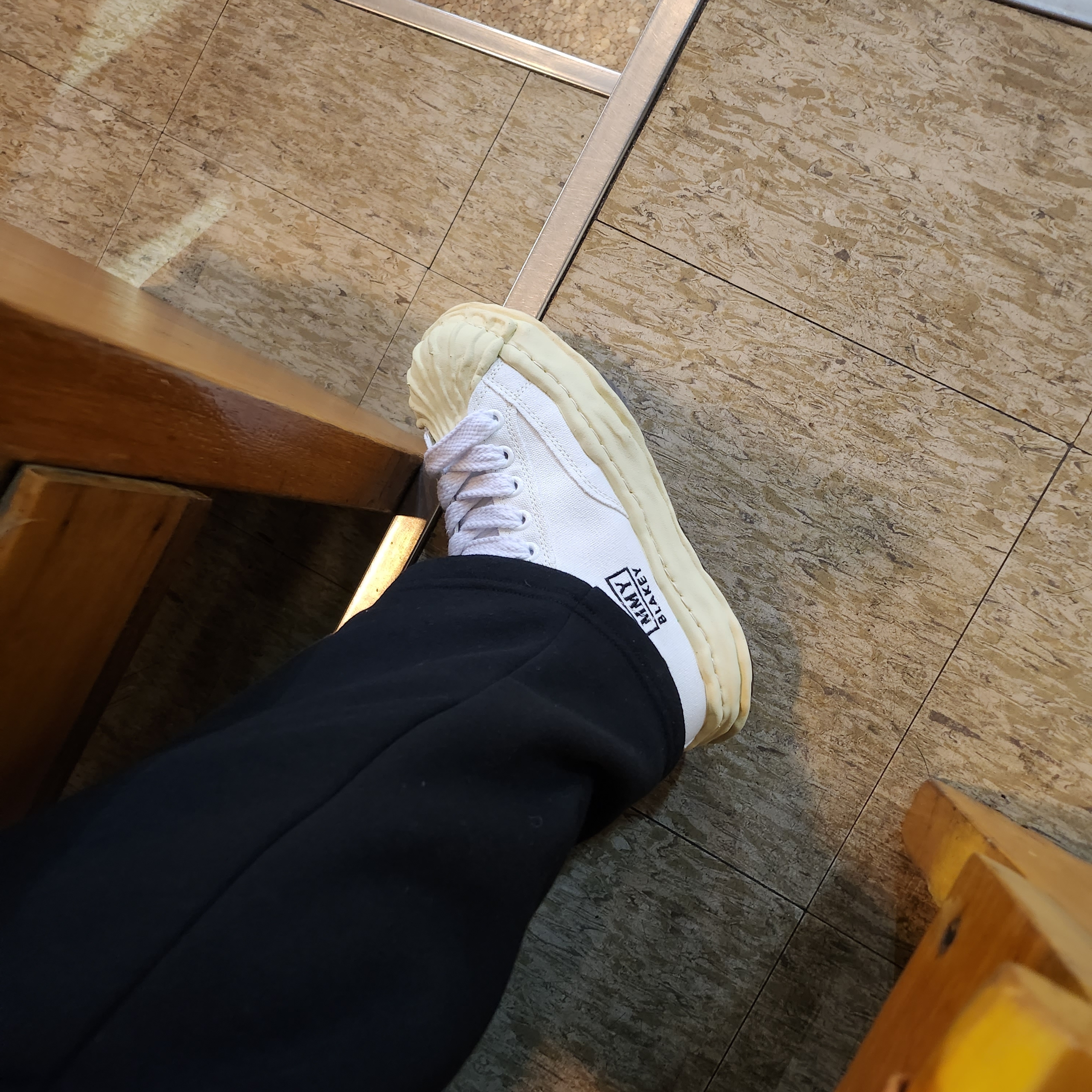 Maison Mihara Yasuhiro Blakey VL OG Sole Canvas Low-top Sneakers White 착용 스타일 - 3