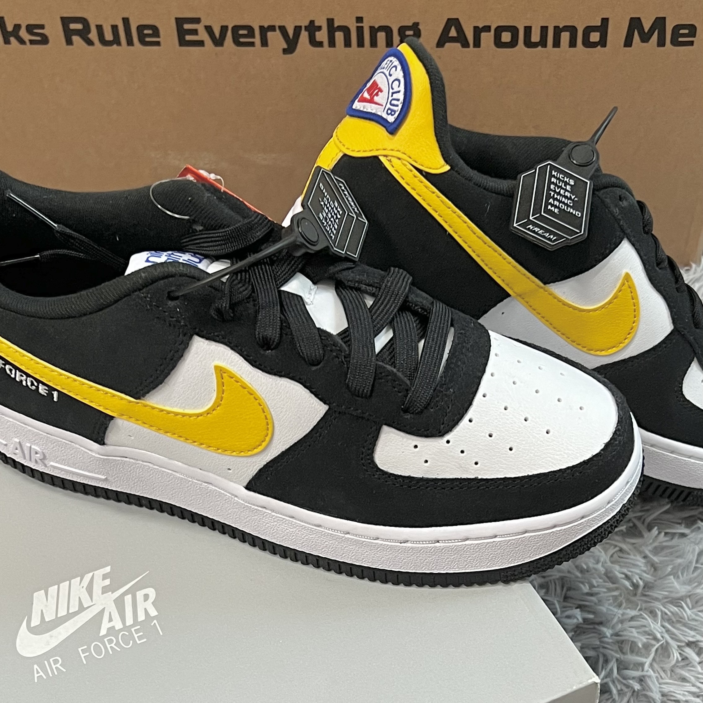 (GS) Nike Air Force 1 LV8 Athletic Club Black Dark Sulfur 착용 스타일