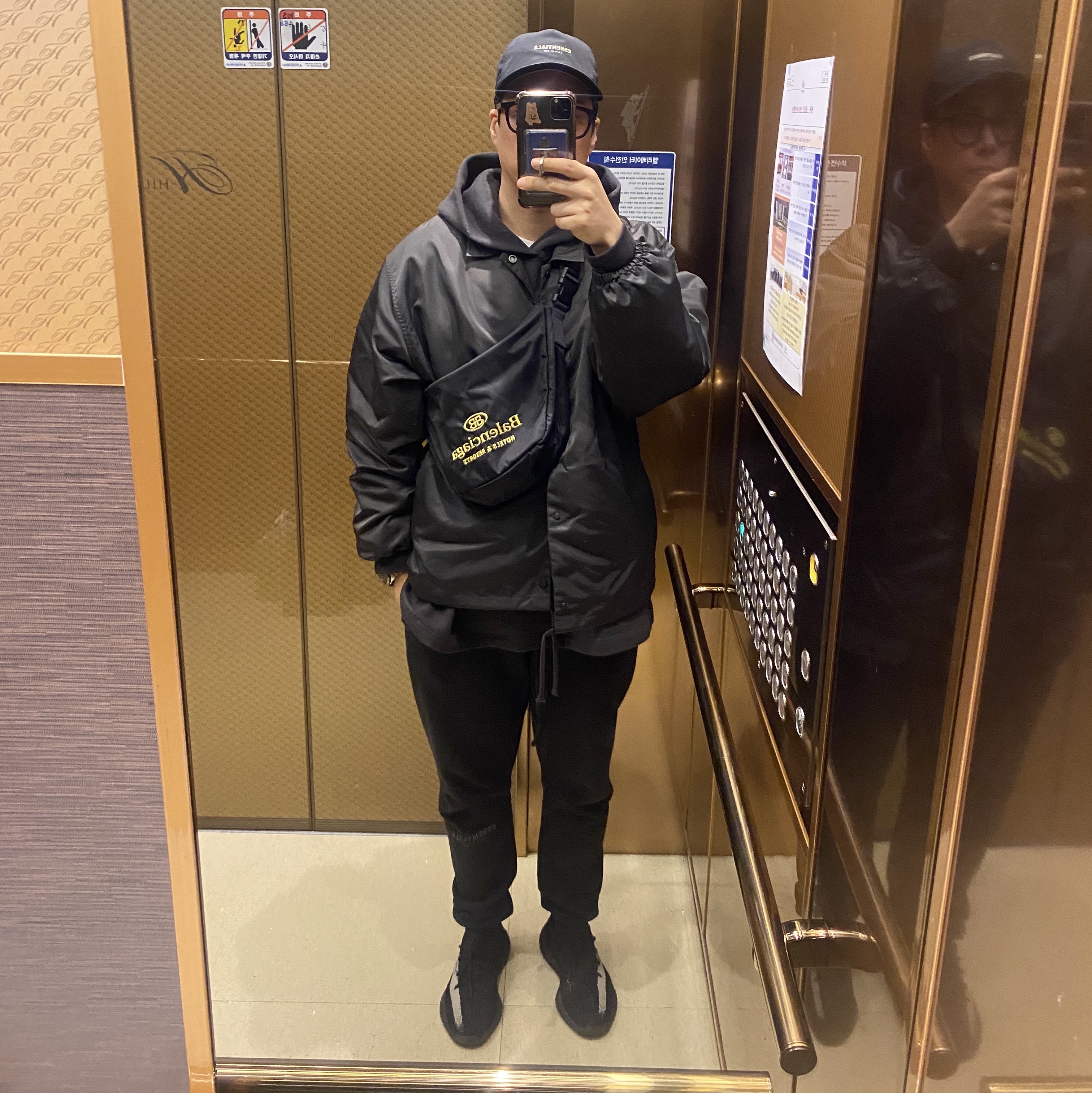 Essentials Coaches Jacket Iron - 22SS, Adidas Yeezy Boost 350 V2 Core Black White 2022 착용 스타일 - 1