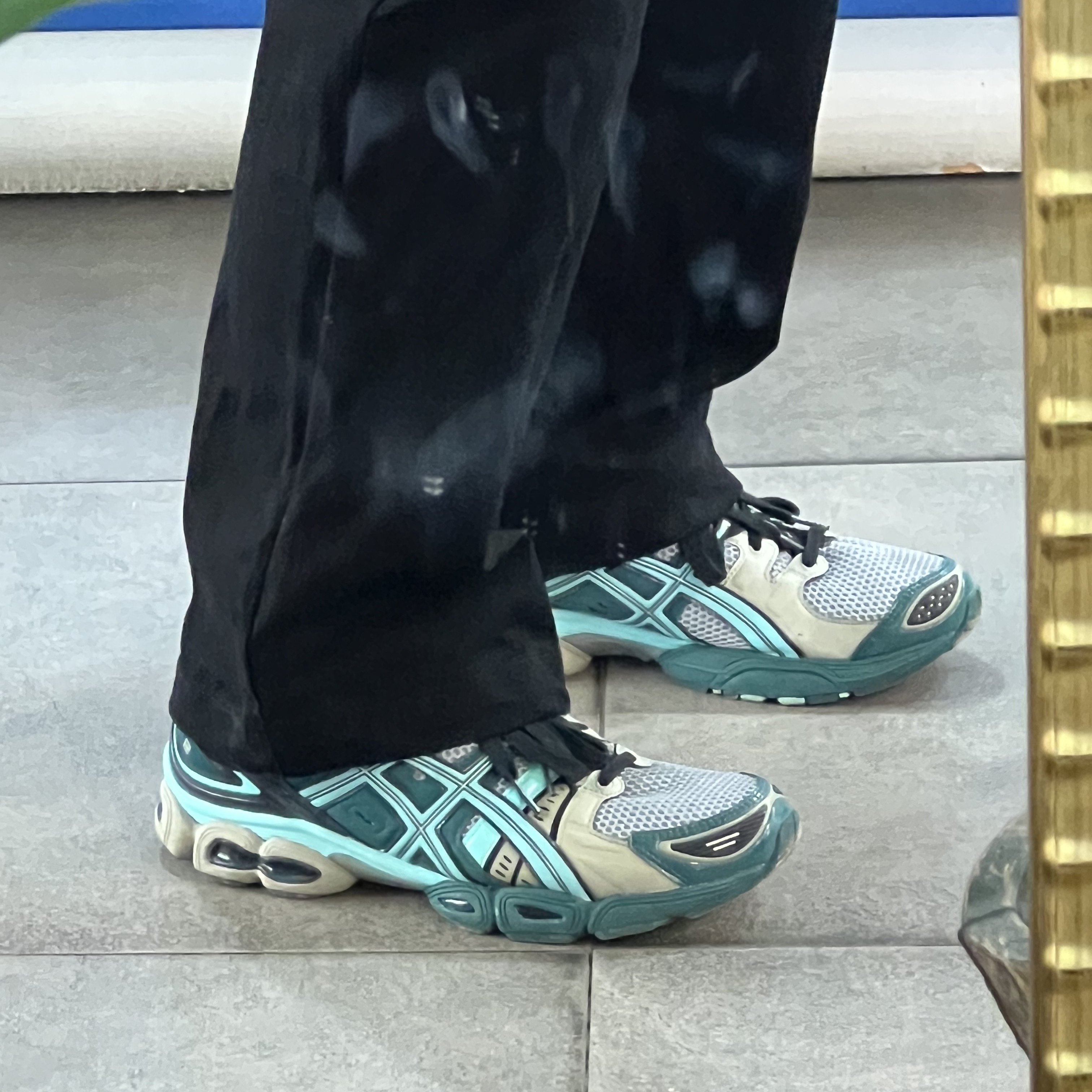 Asics UB3-S Gel-Nimbus 9 Piedmont Grey 착용 스타일 - 2