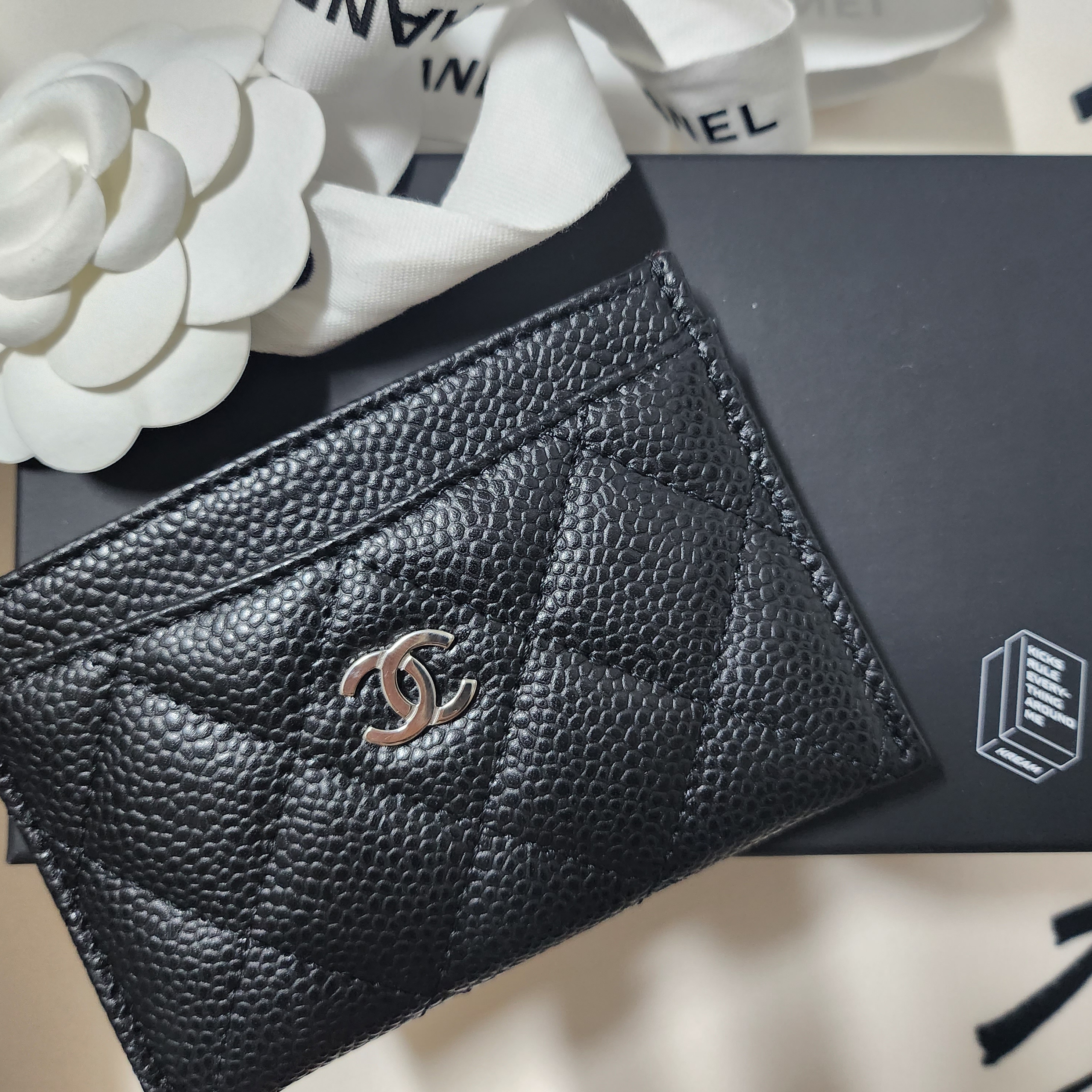Chanel Classic Card Holder Grained Calfskin & Silver Black 착용 스타일