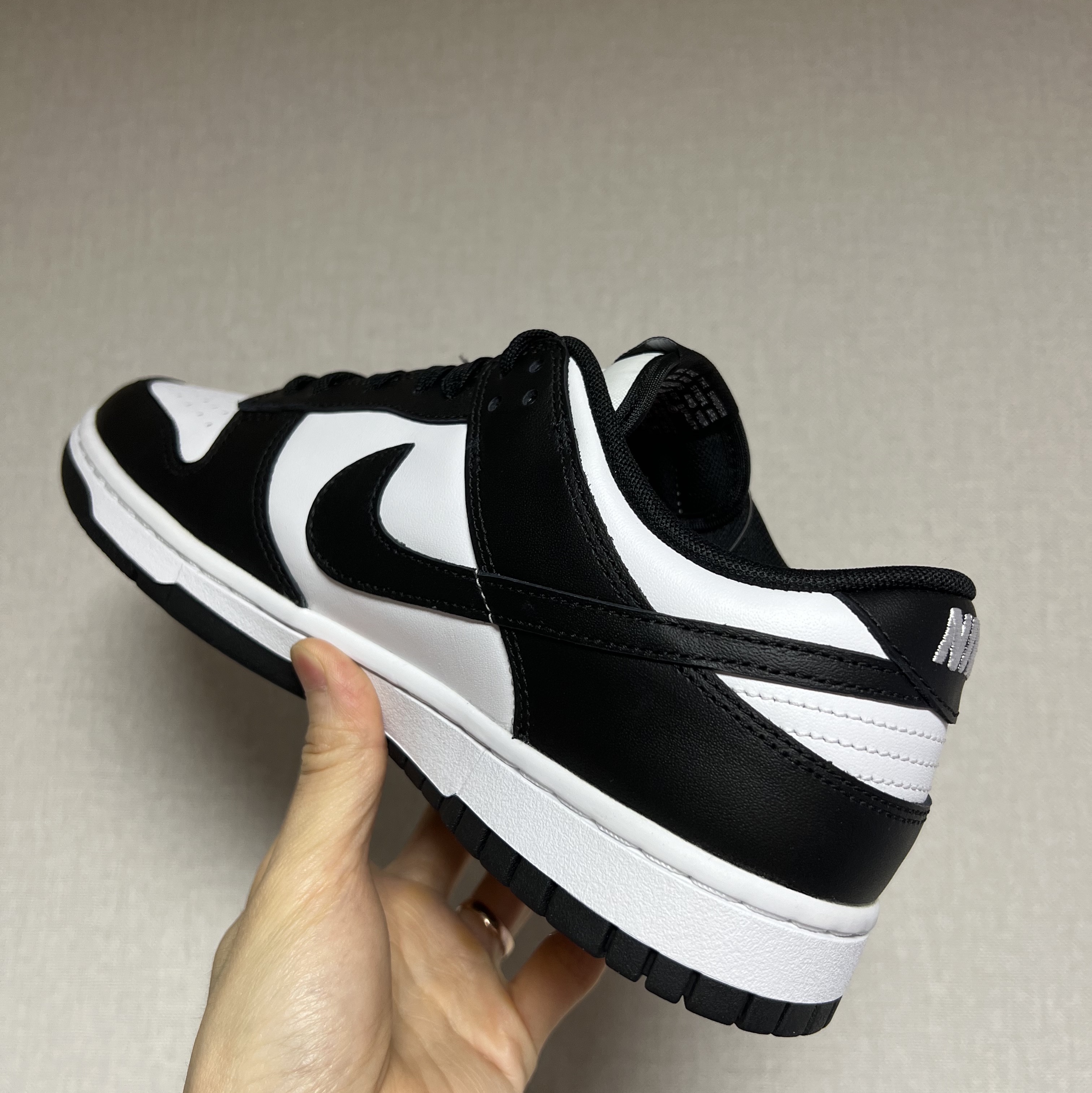 Nike Dunk Low Retro Black 착용 스타일 - 2