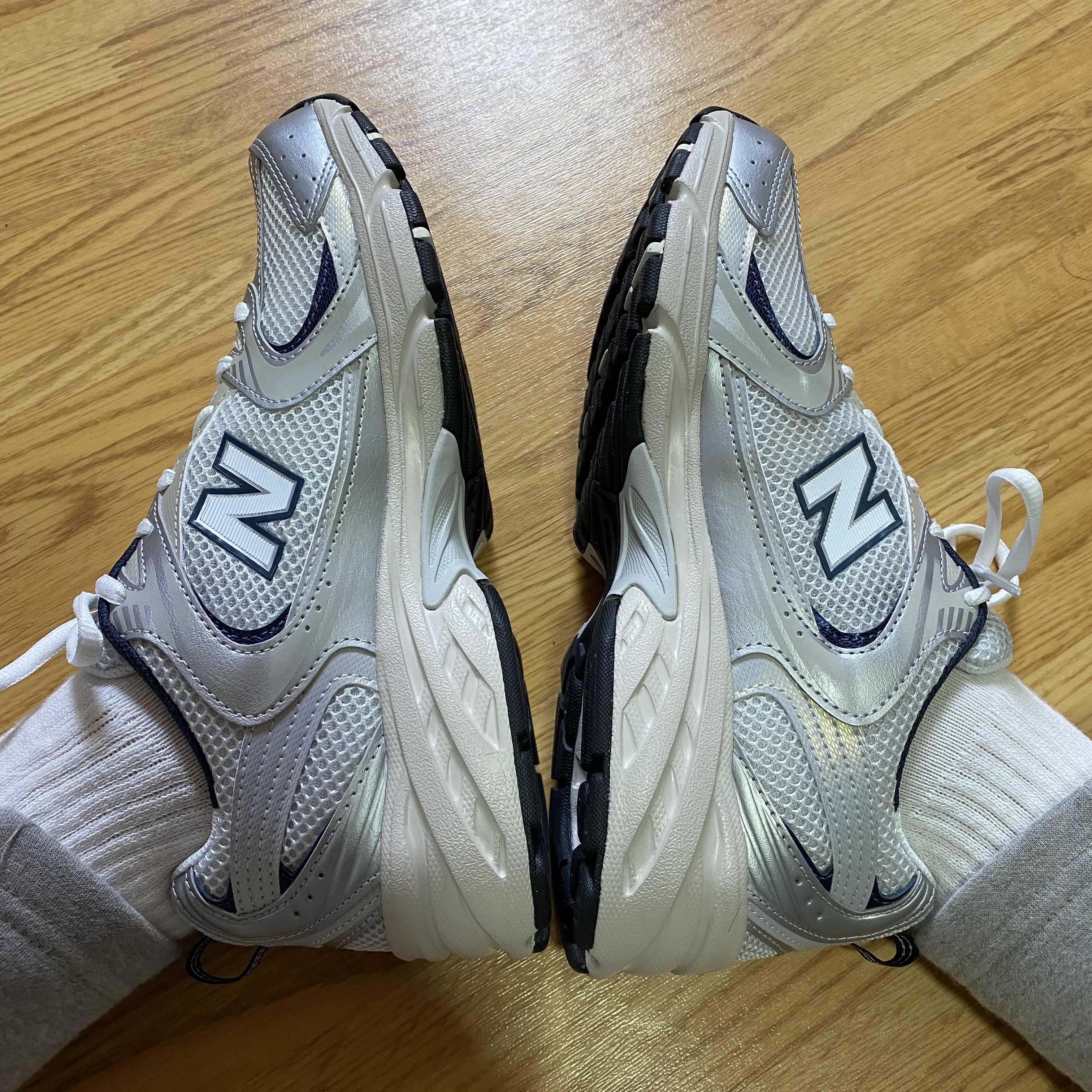New Balance 530 Steel Grey 착용 스타일 - 1