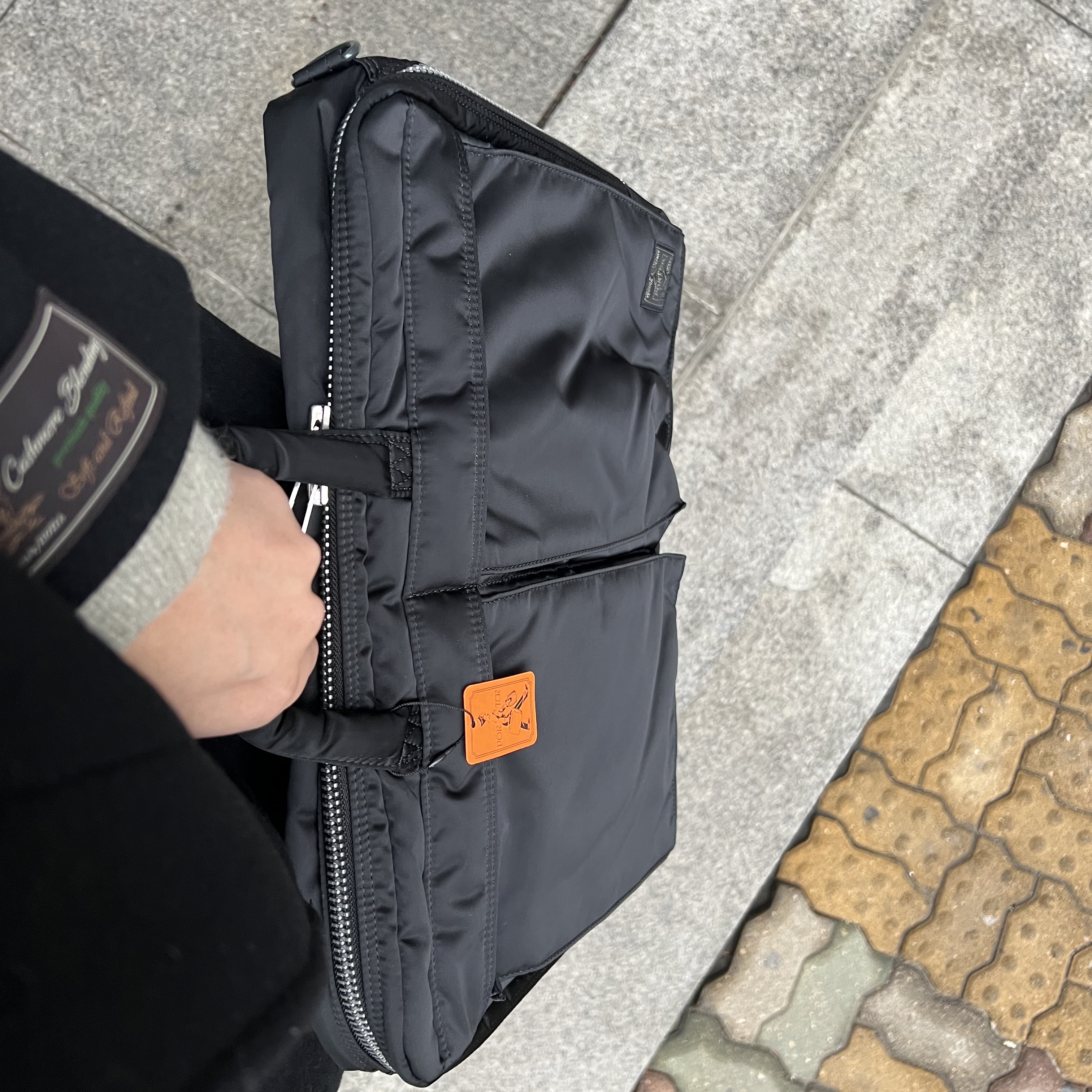 Porter Tanker 2Way Briefcase Black 착용 스타일