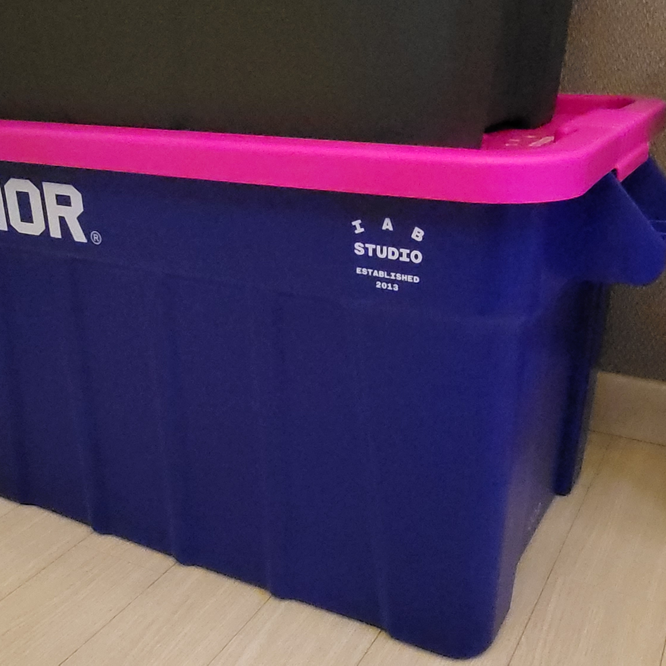 IAB Studio x Thor 75L Container Blue Pink 착용 스타일