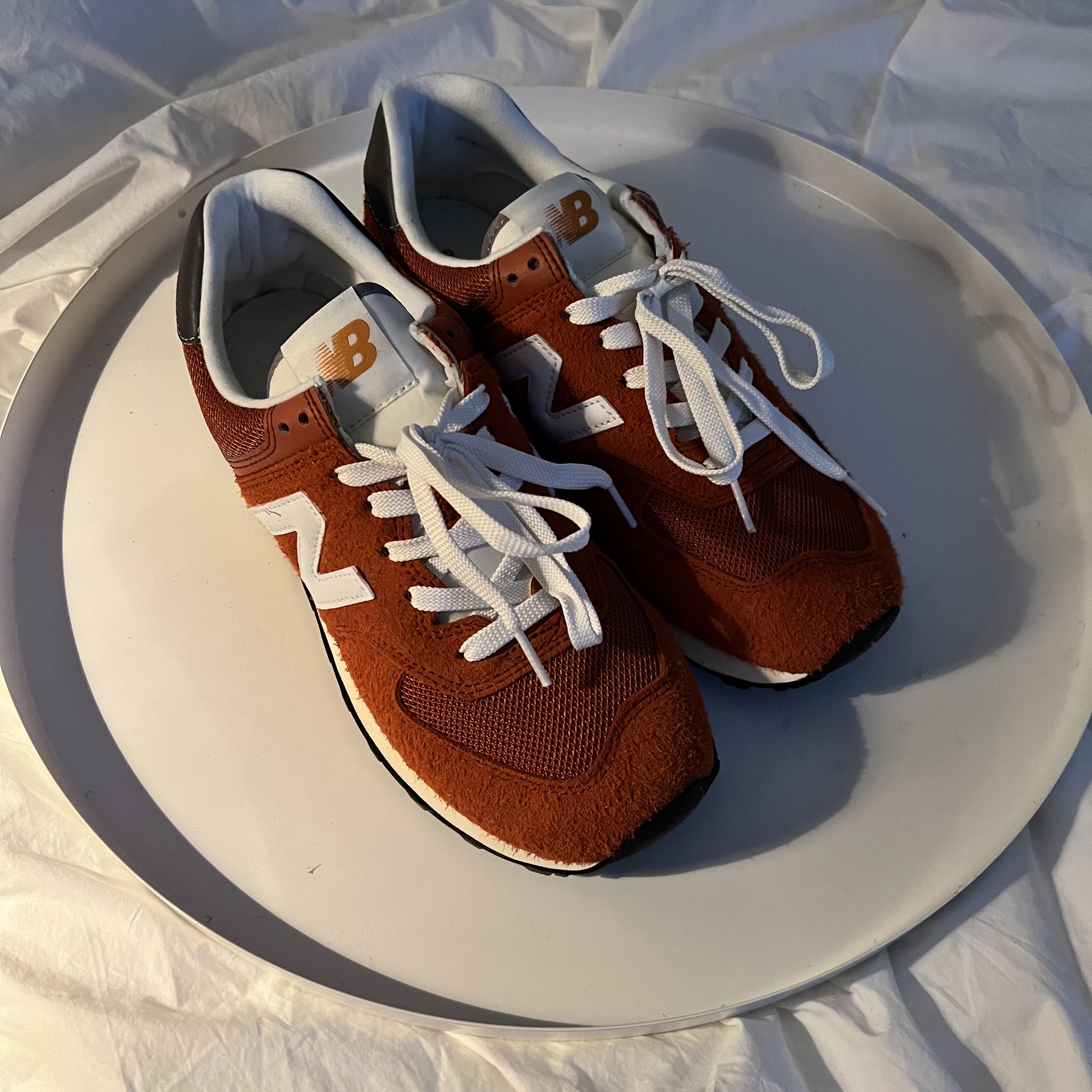 New Balance 574 Heritage Orange Burst White 착용 스타일