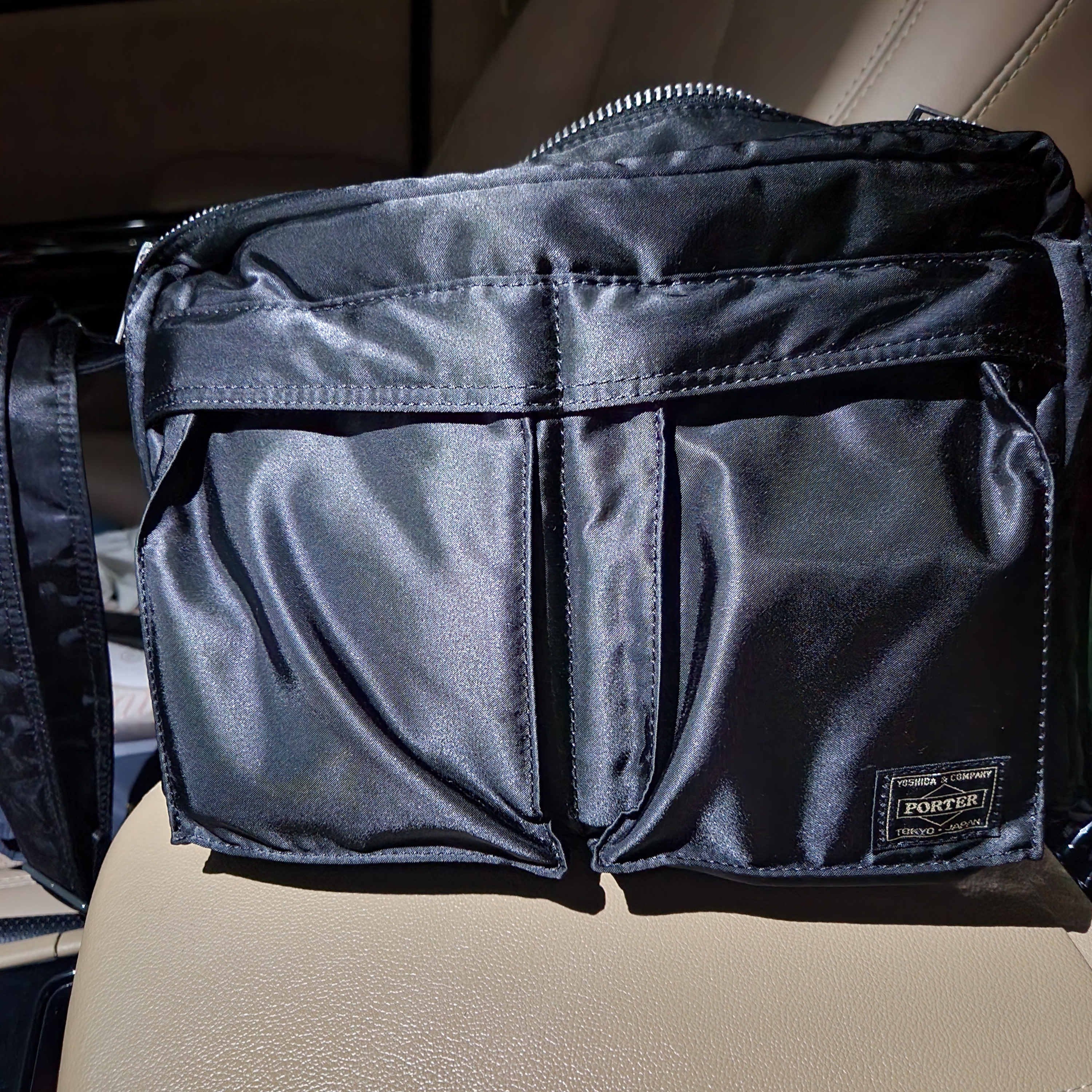Porter Tanker Shoulder Bag L Black 착용 스타일