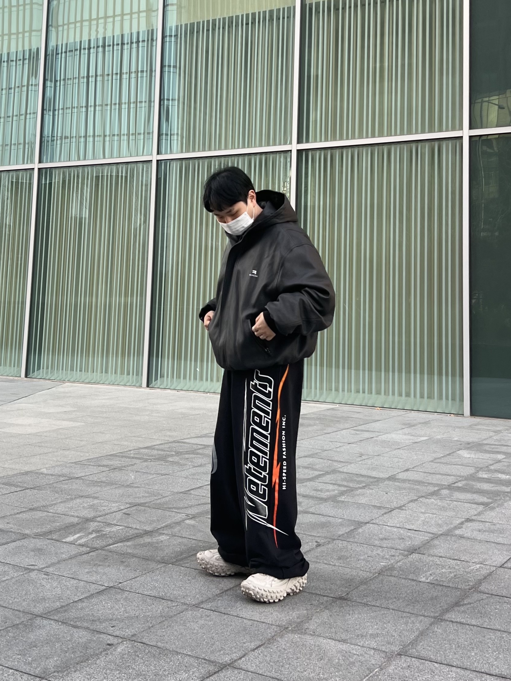 Balenciaga Sporty B Taxi Blouson Brown, Balenciaga Defender Sneakers Beige 착용 스타일