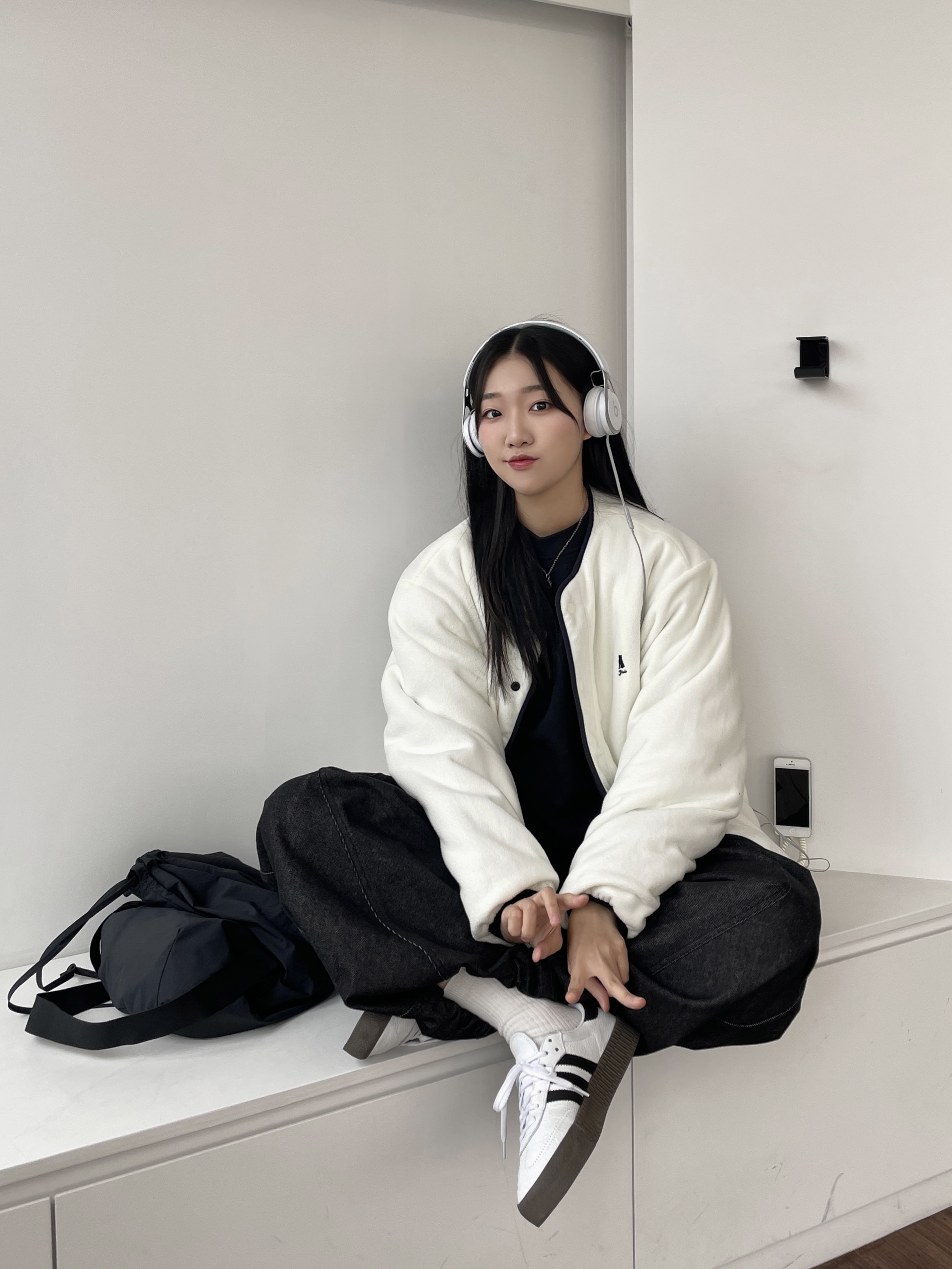 (W) Adidas Sambarose White Black Gum, Uniqlo U Drawstring Shoulder Bag Black 착용 스타일