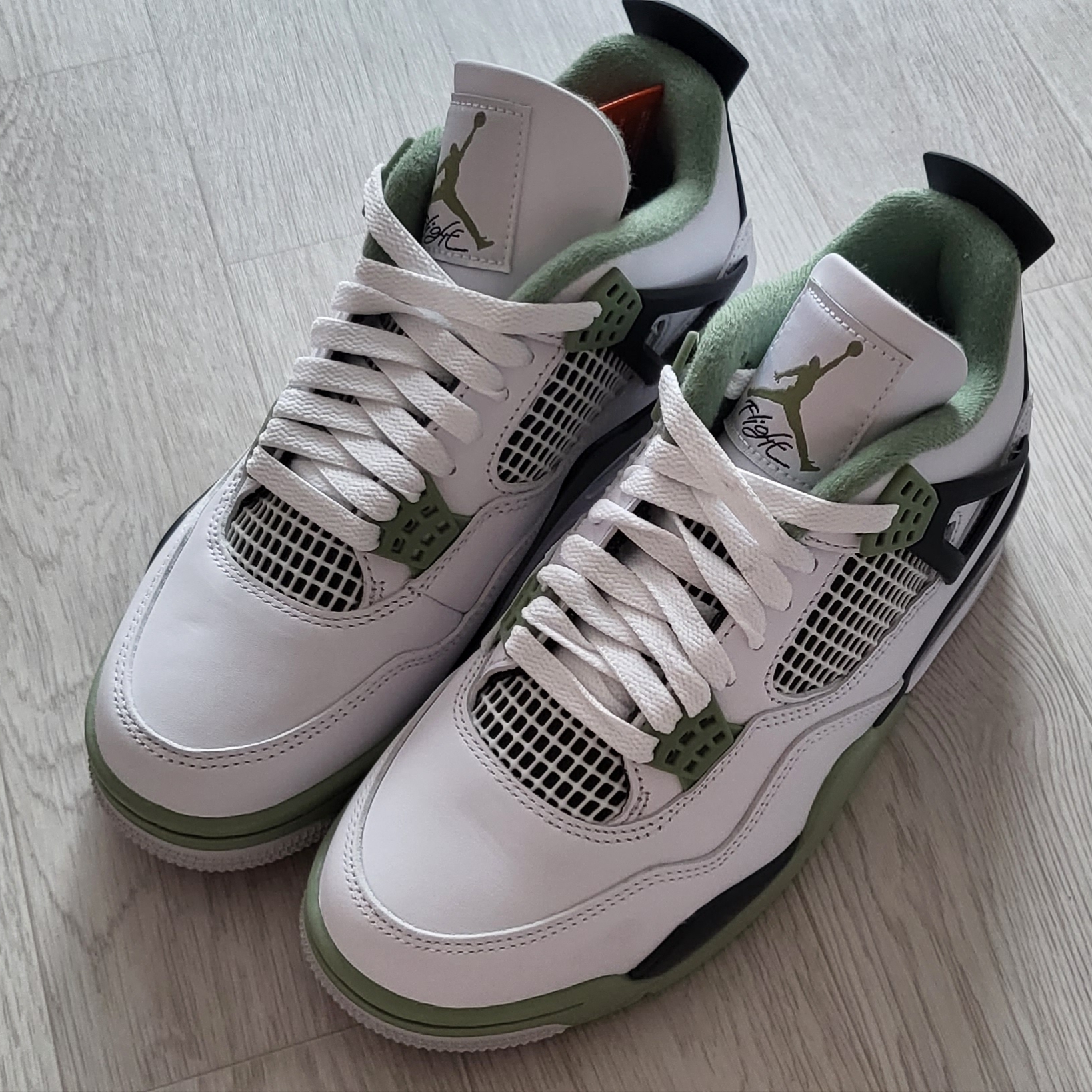 (W) Jordan 4 Retro Oil Green 착용 스타일