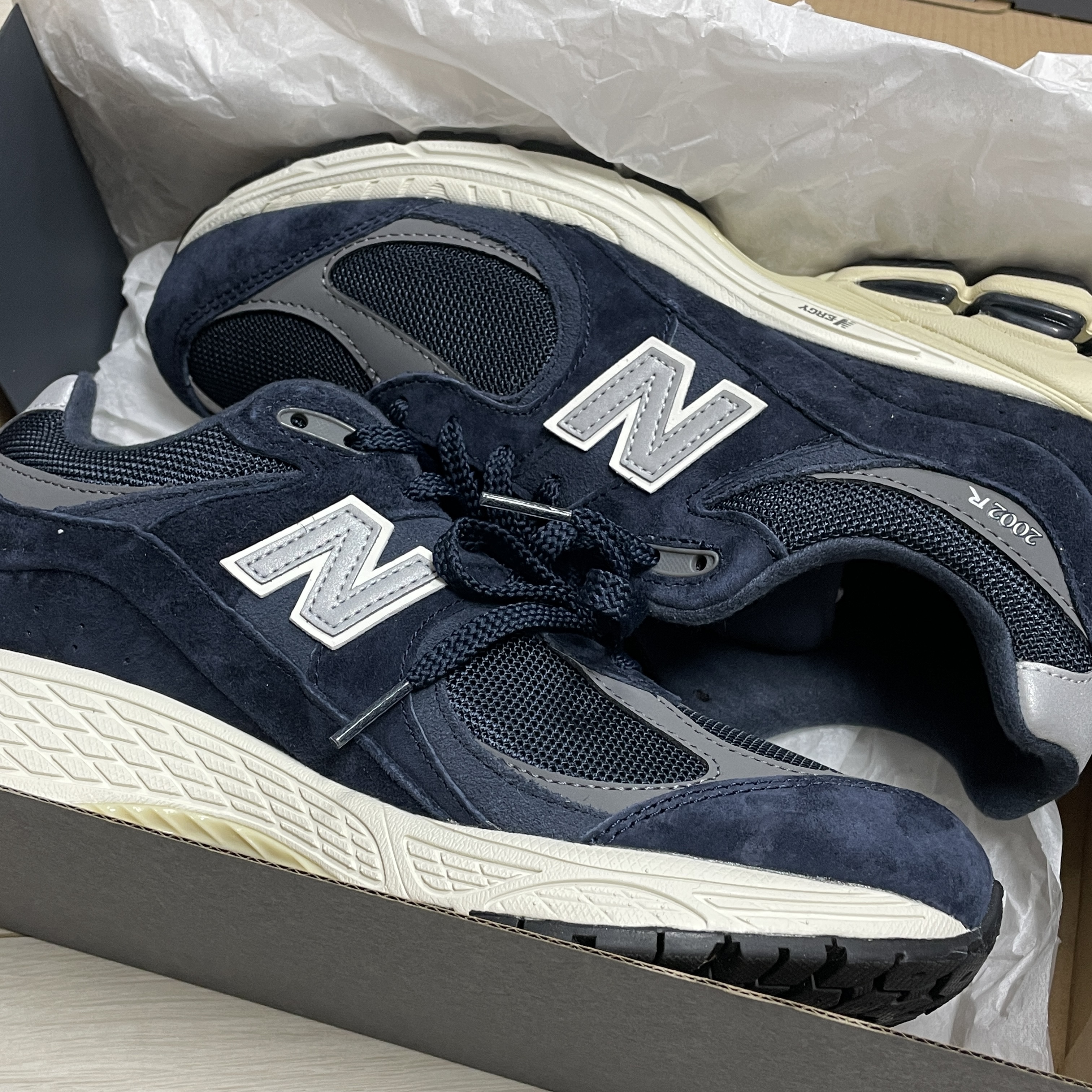 New Balance 2002R Eclipse Castlerock 착용 스타일