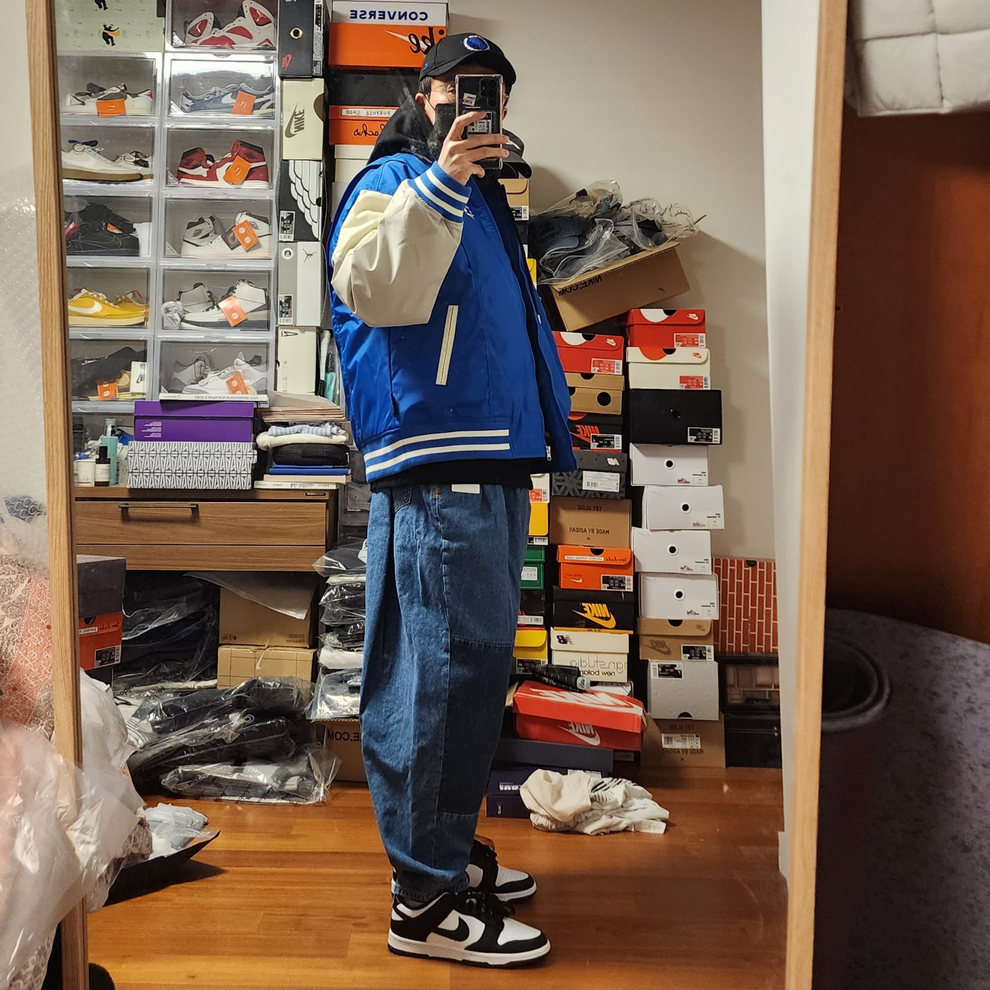 Zara x Ader Error Barrel Leg Jeans Blue, Zara x Ader Error Embroidery Hooded Sweatshirt Black 착용 스타일 - 3