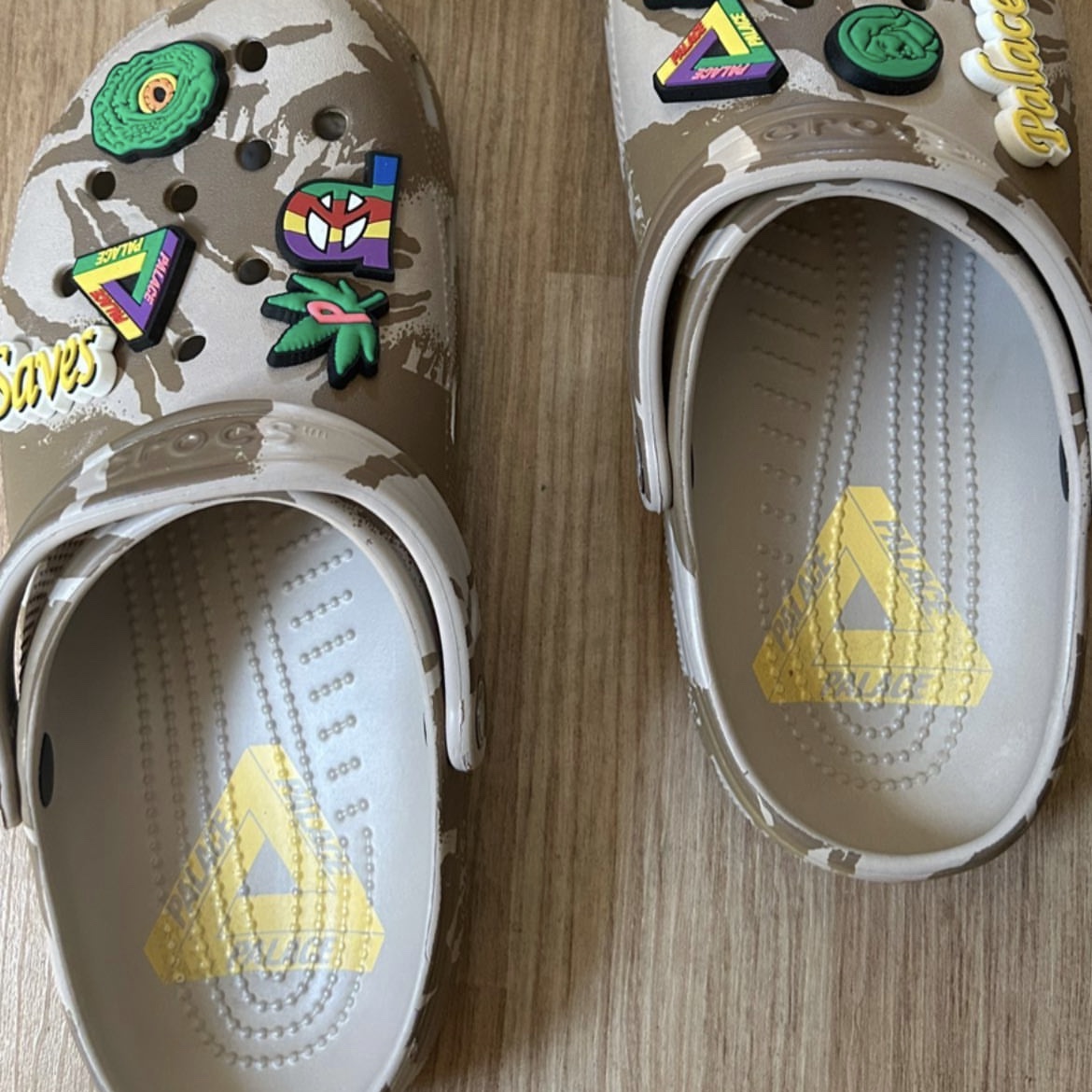Crocs x Palace Clog Camo 착용 스타일 - 2