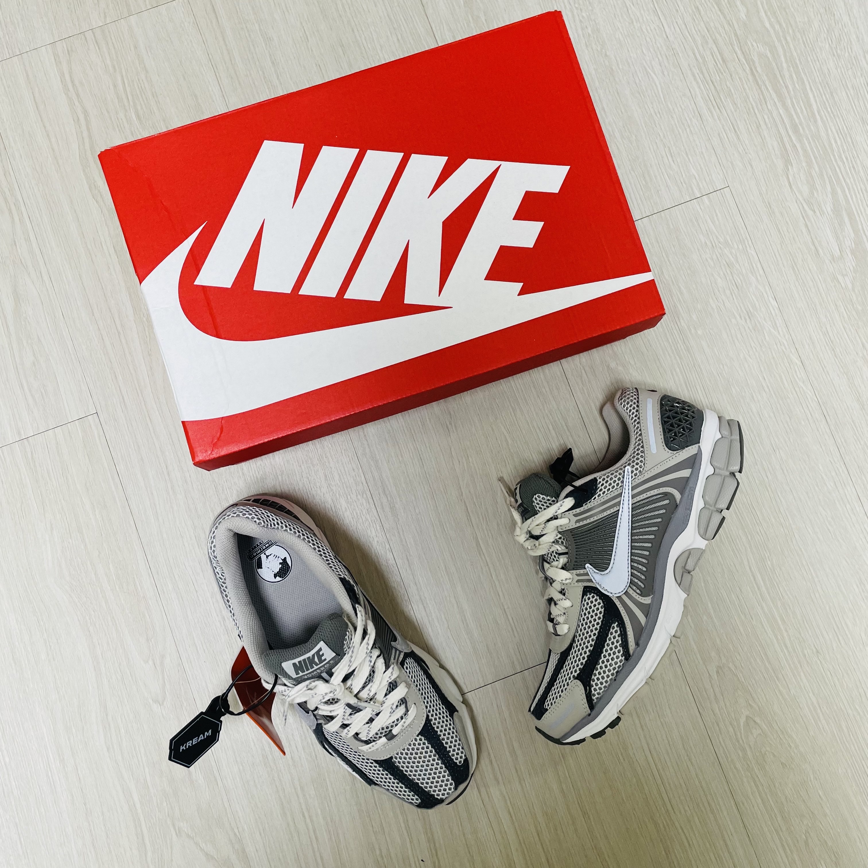 Nike Zoom Vomero 5 PRM Light Iron Ore and Flat Fewter 착용 스타일