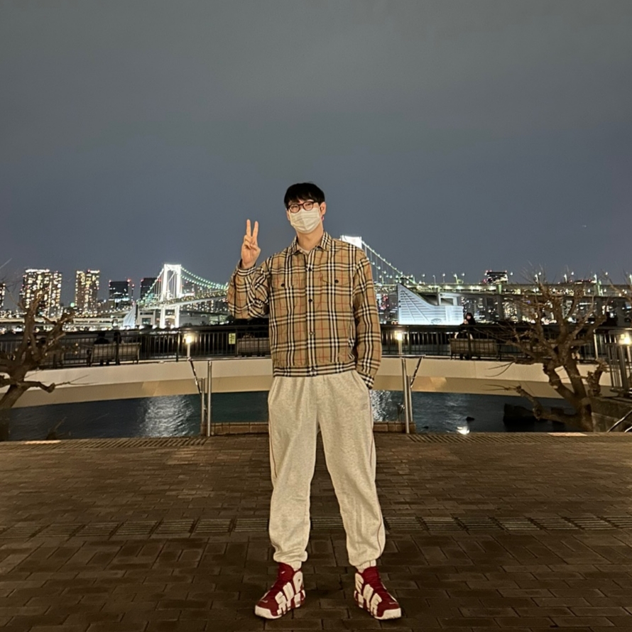 Supreme x Burberry Denim Trucker Jacket Beige - 22SS, Nike x Supreme Air More Uptempo Suptempo Red 착용 스타일 - 3