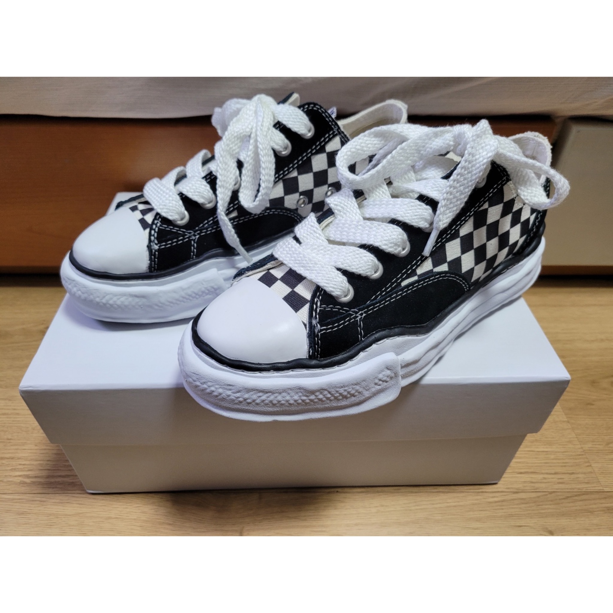 Maison Mihara Yasuhiro Peterson OG Sole Canvas Low Sneakers Black White 착용 스타일 - 2