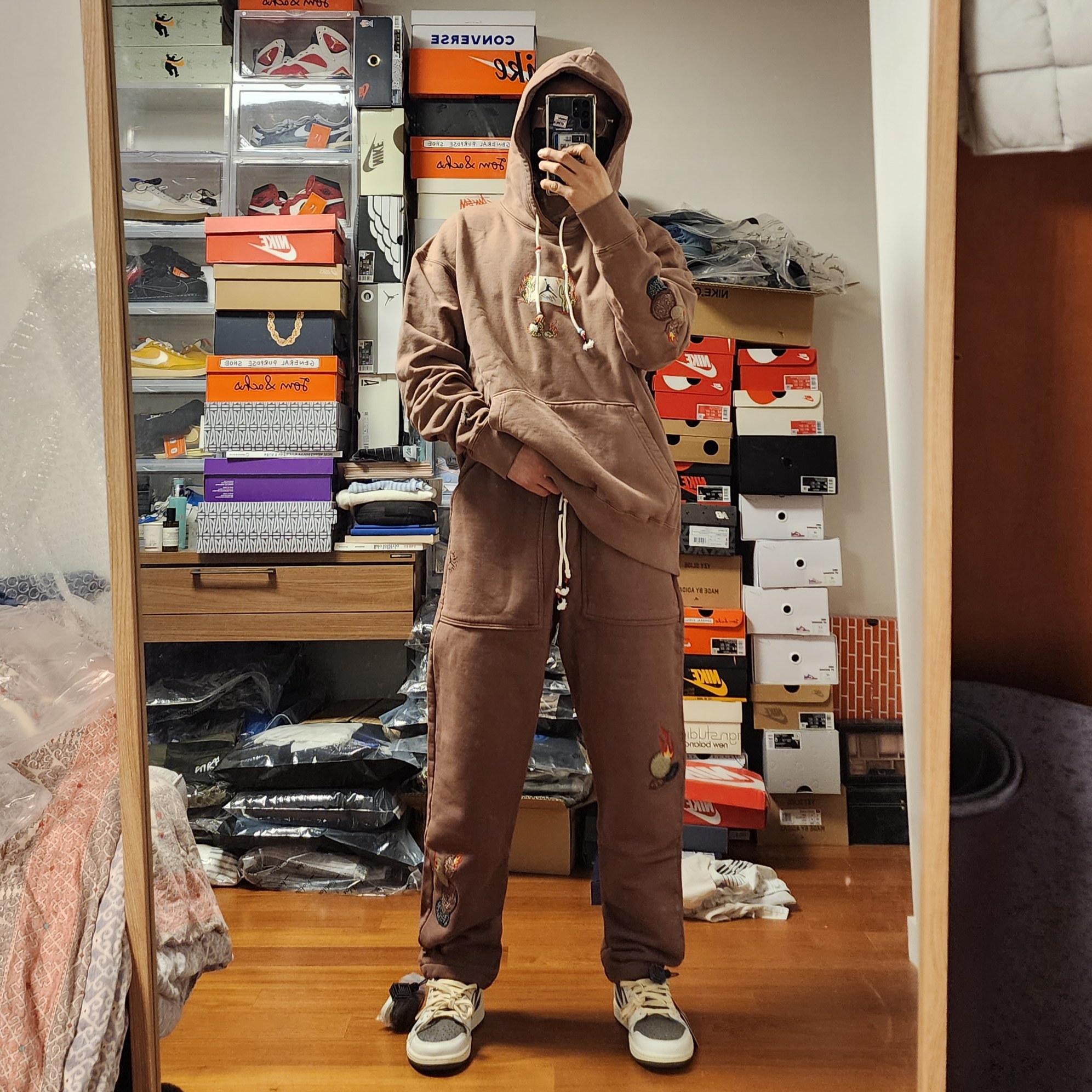 Jordan 1 x Travis Scott Retro Low OG SP Sail and Ridgerock, Jordan x Travis Scott Hoodie Antique Brown - US/EU 착용 스타일 - 2