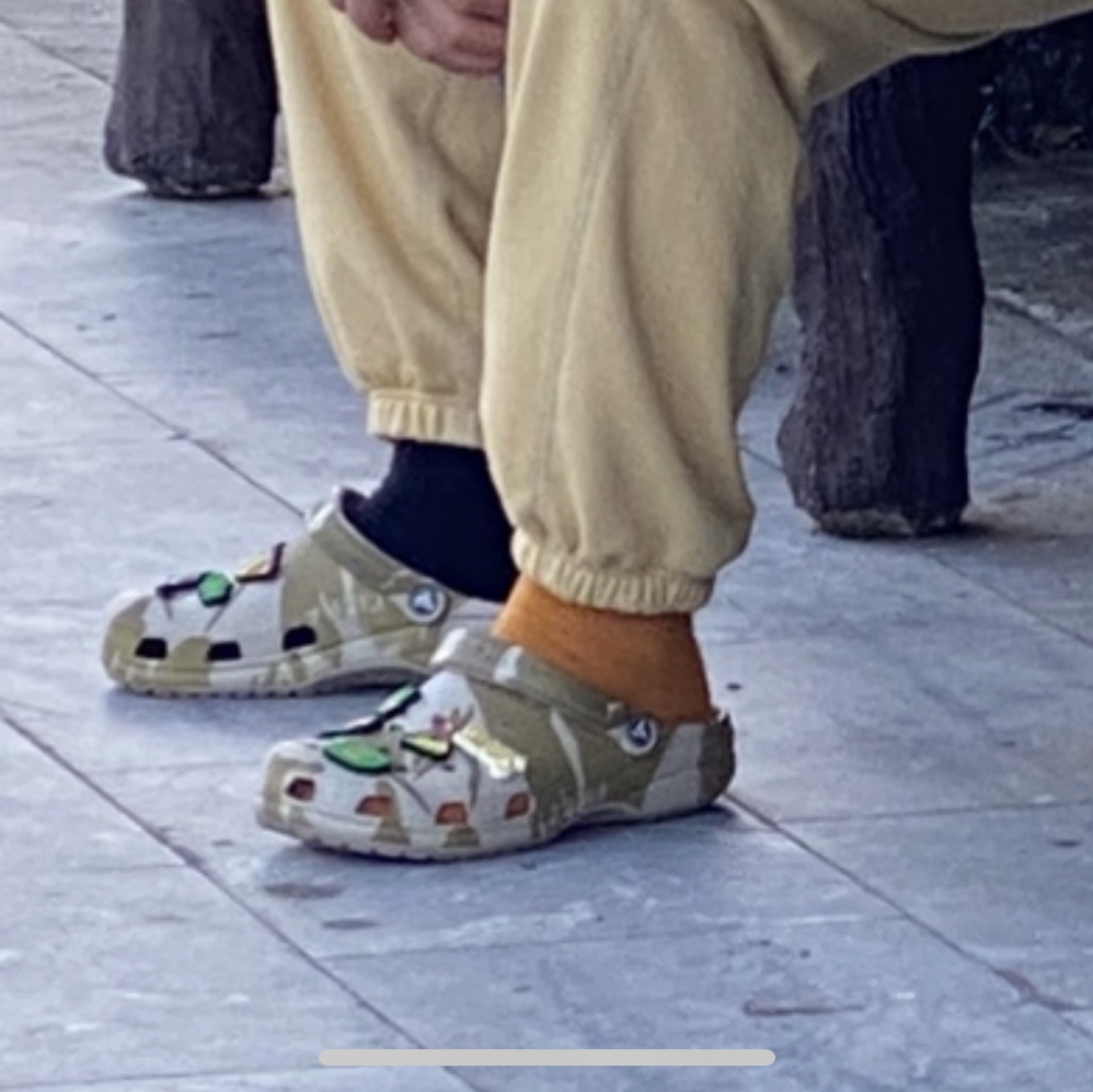 Crocs x Palace Clog Camo 착용 스타일 - 3