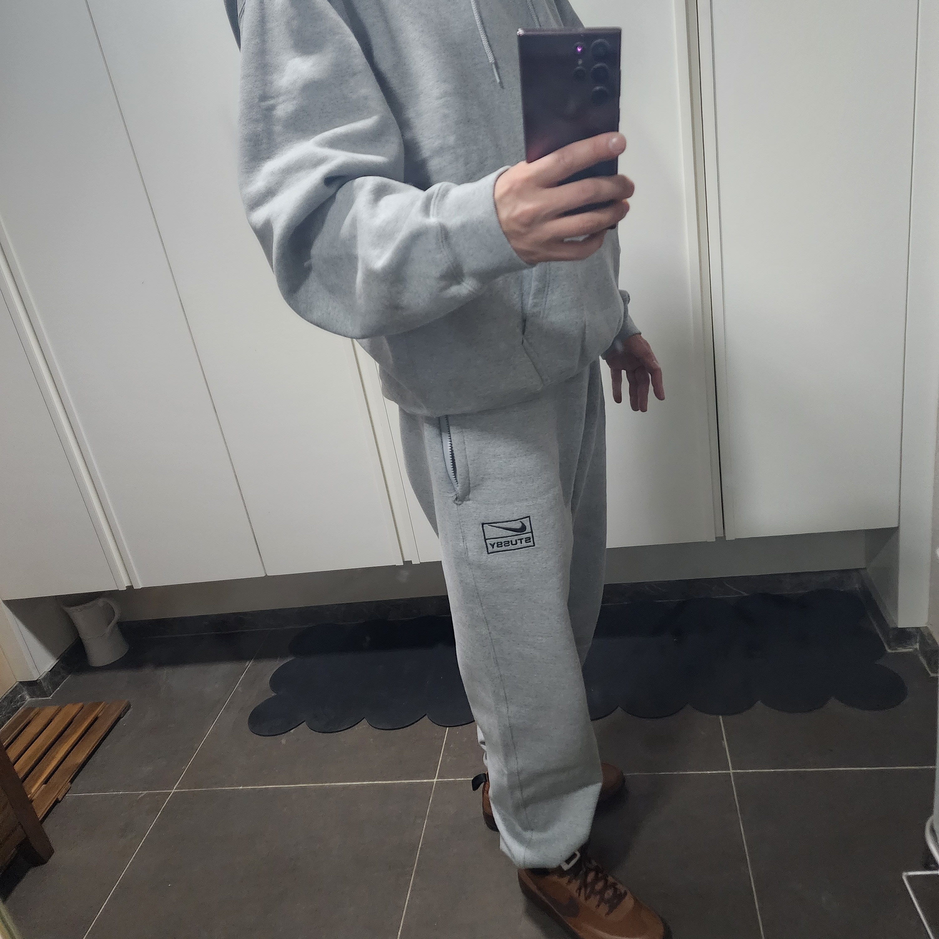 Nike x Stussy NRG RA Pullover Hoodie Dark Grey Heather (DJ9488-063), Nike x Stussy NRG RA Fleece Pants Dark Grey Heather (DJ9490-063) 착용 스타일