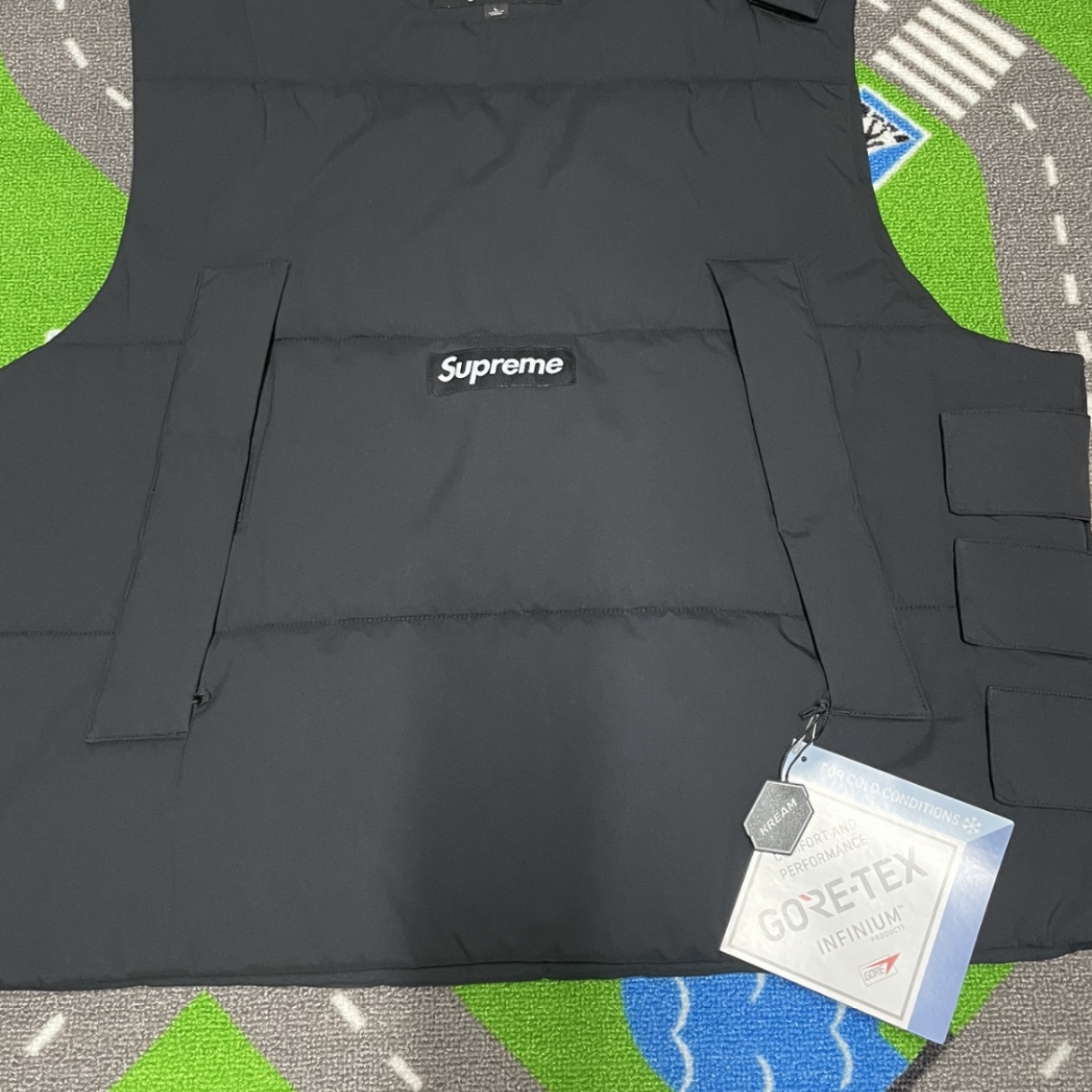 Supreme 2-In-1 Gore-Tex Shell + Windstopper Vest Black - 22FW, Crocs x Staple Classic Clog Grey Red 착용 스타일 - 5