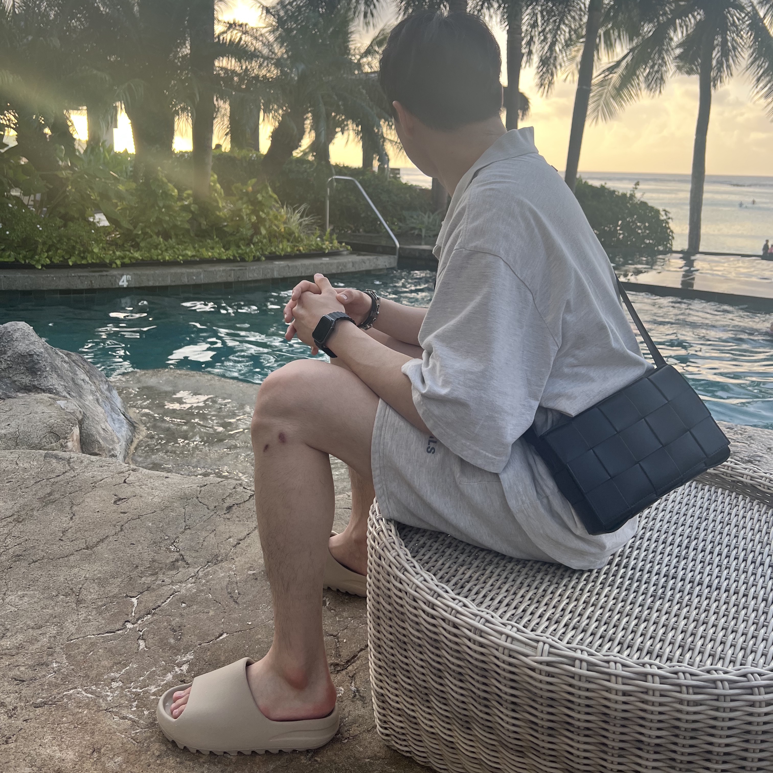 Adidas Yeezy Slide Pure - Re-Release Ver., Essentials The Core Collection Sweatshorts Oatmeal 착용 스타일