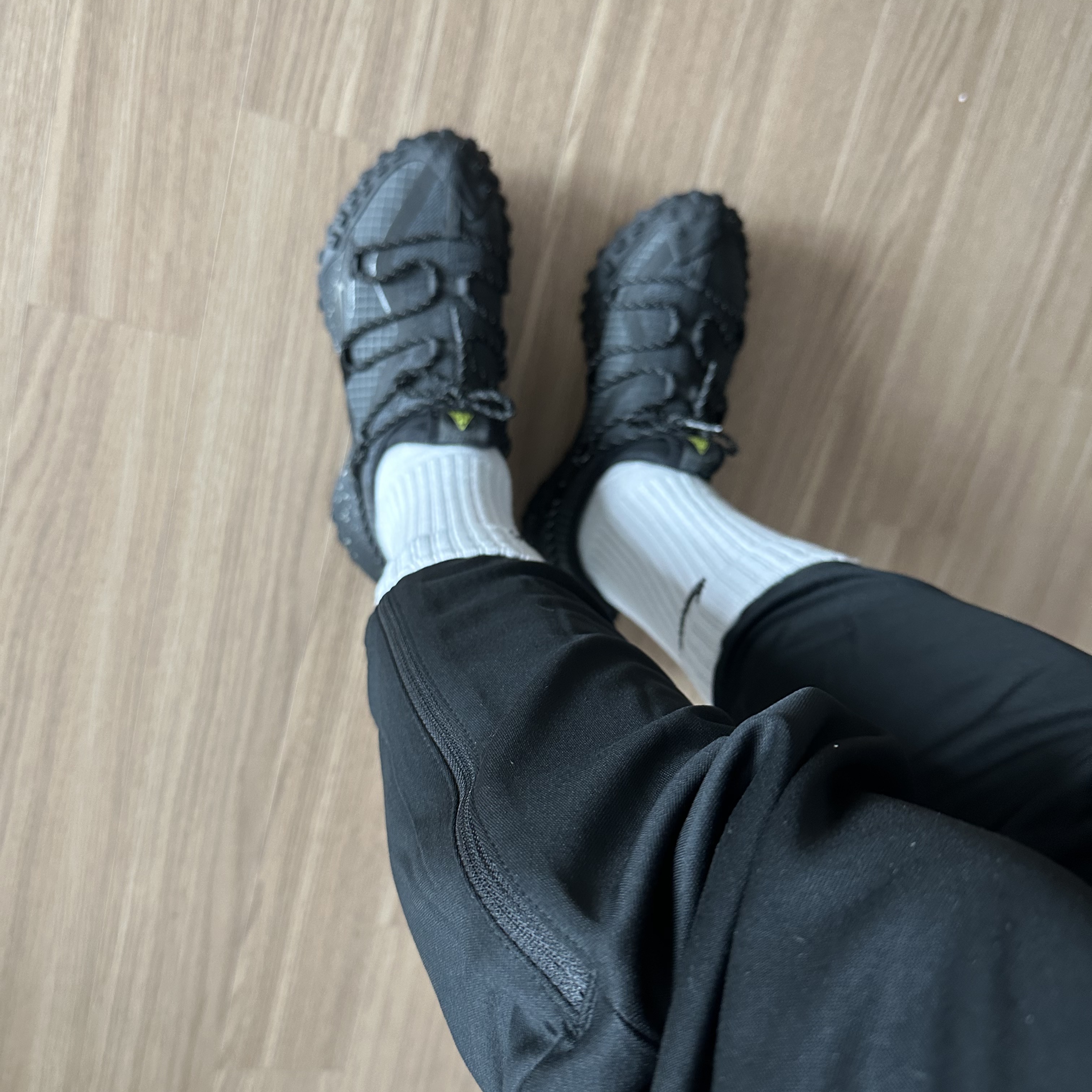 Nike ACG Mountain Fly Low Gore-Tex SE Dark Smoke Grey 착용 스타일 - 1