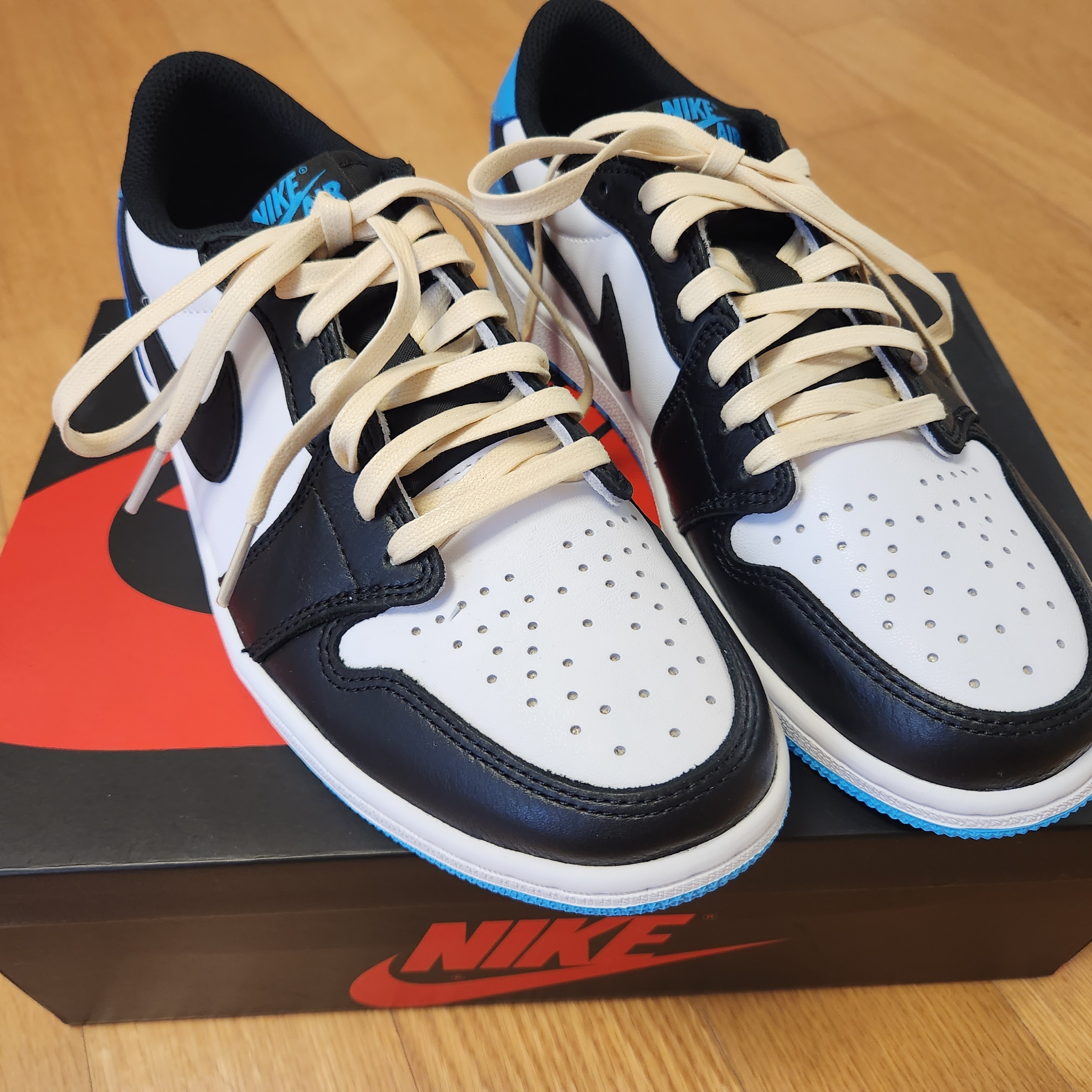 Jordan 1 Retro Low OG Black and Dark Powder Blue 착용 스타일 - 2