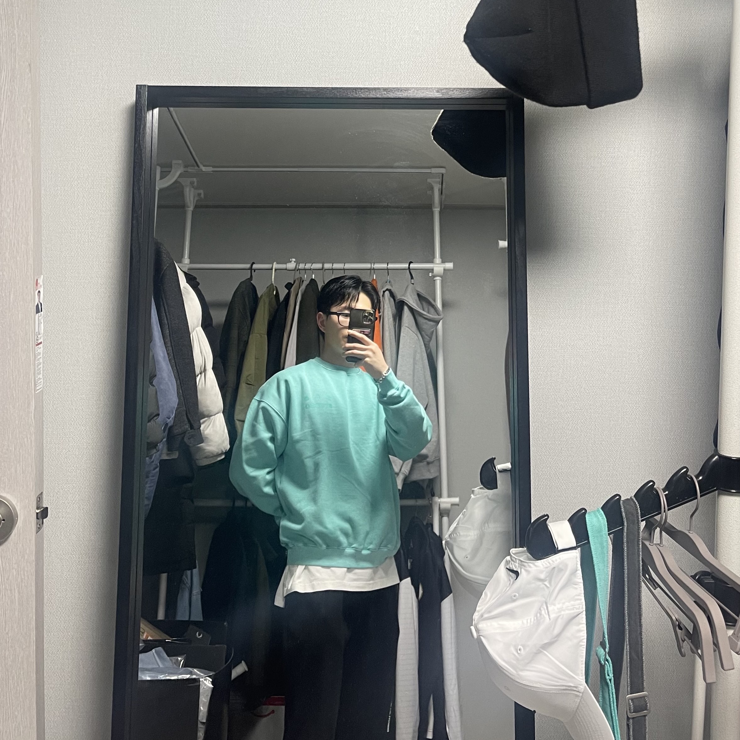 IAB Studio Pigment Sweatshirt & Mini Bag Jade 착용 스타일