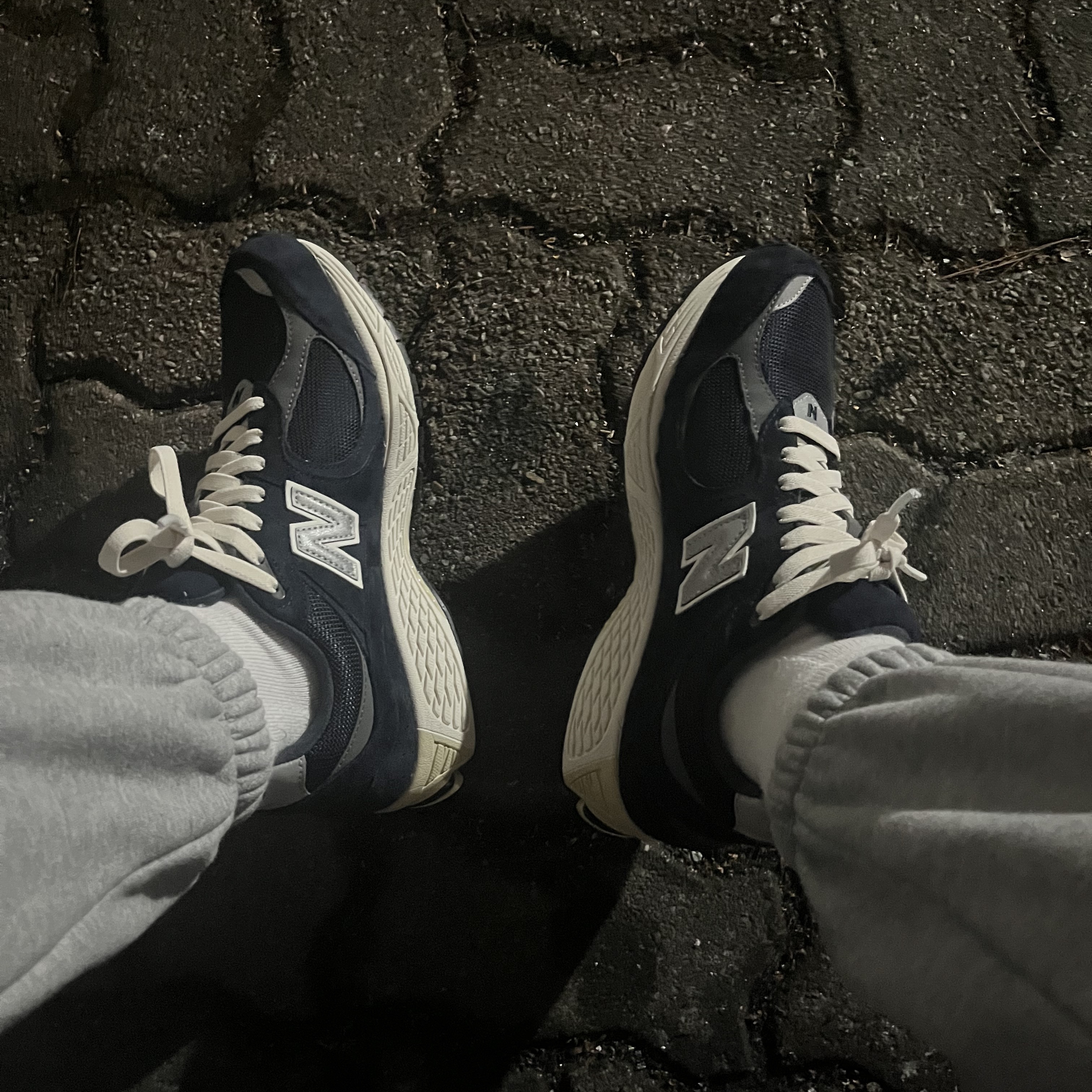 New Balance 2002R Eclipse Castlerock 착용 스타일