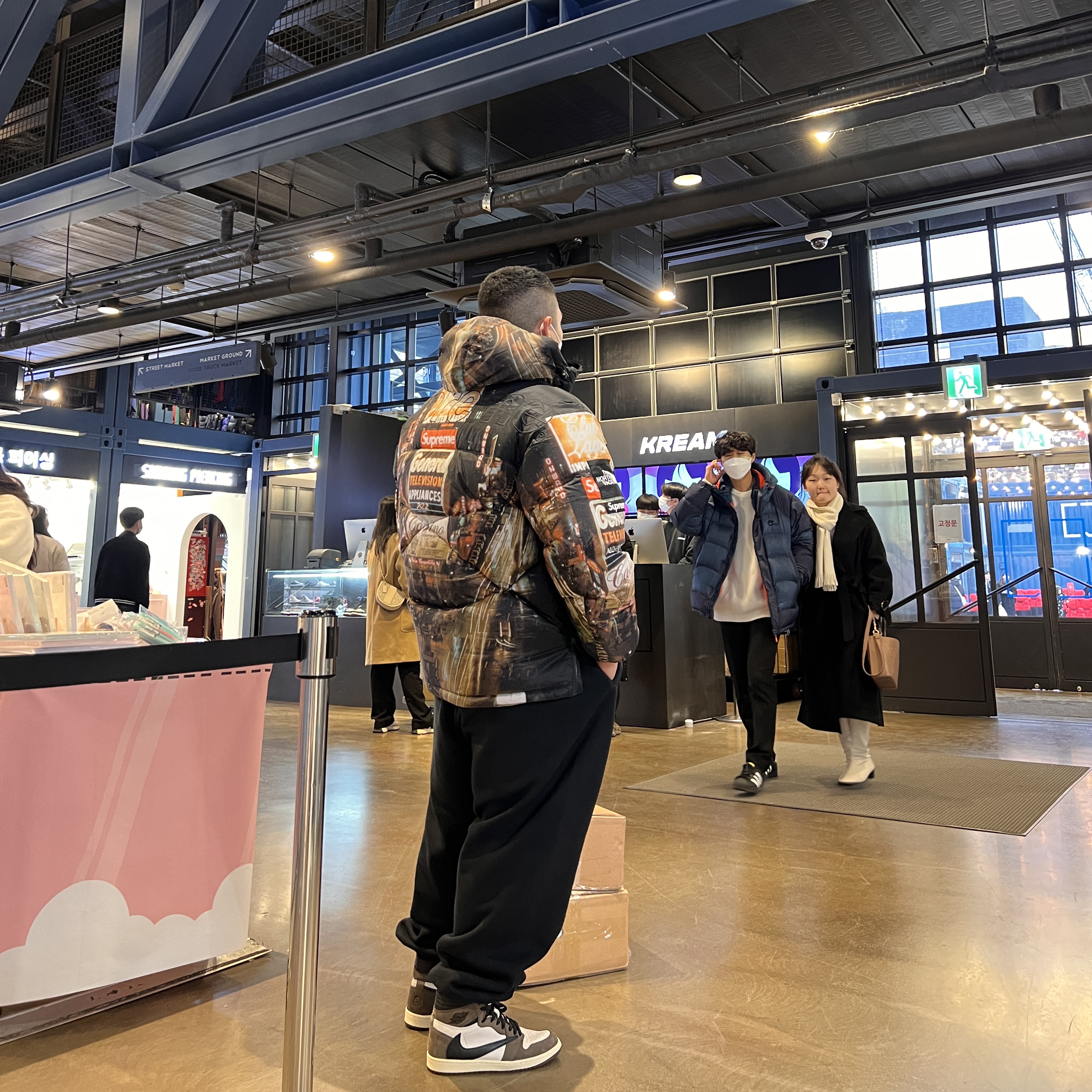 Jordan 1 x Travis Scott Retro High OG SP Mocha, Supreme x The North Face 800-Fill Half Zip Hooded Pullover Times Square - 22FW 착용 스타일