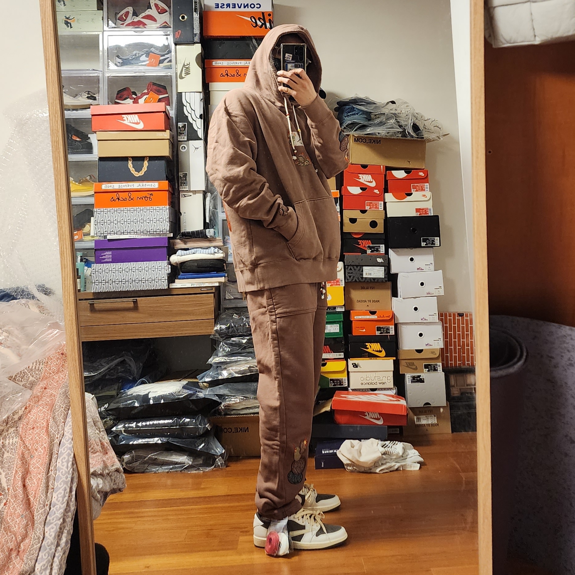 Jordan 1 x Travis Scott Retro Low OG SP Sail and Ridgerock, Jordan x Travis Scott Hoodie Antique Brown - US/EU 착용 스타일 - 3