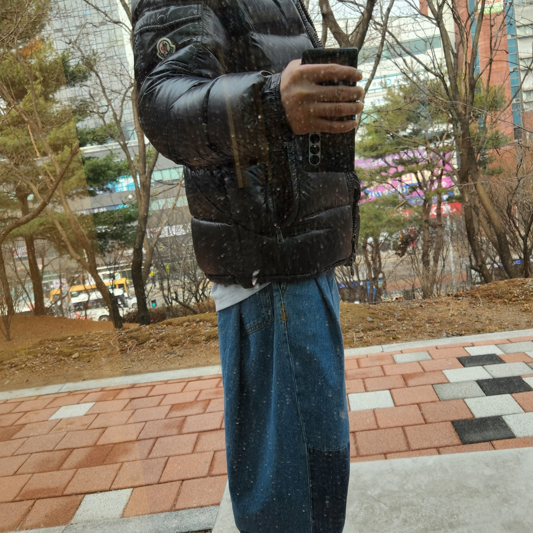 Zara x Ader Error Barrel Leg Jeans Blue, Jordan 1 Retro High OG Bleached Coral 착용 스타일 - 2