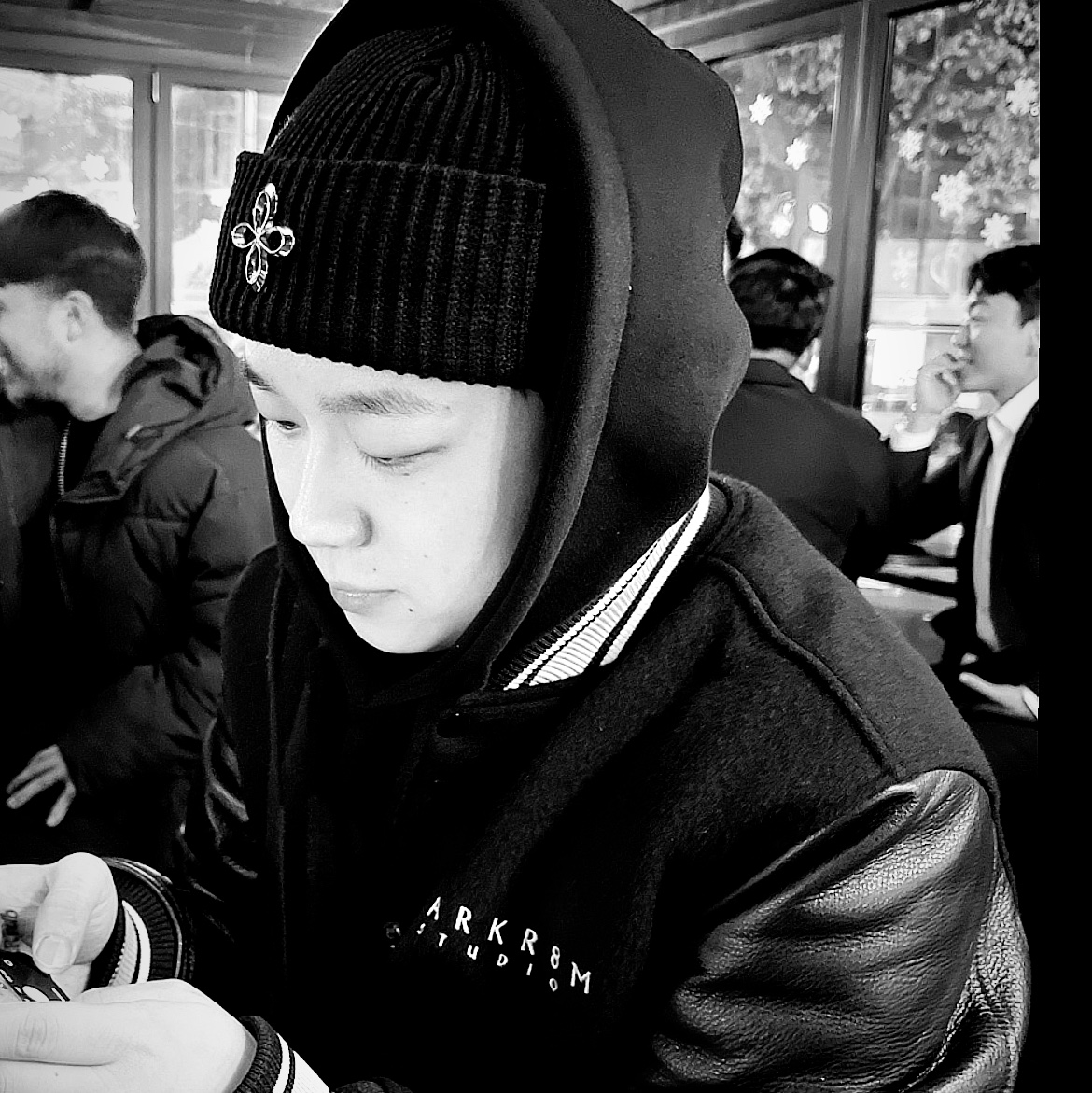 Darkr8m Studio Basic Logo Varsity Jacket, Nike x Stussy Air Force 1 '07 Mid SP Black and Light Bone 착용 스타일 - 2