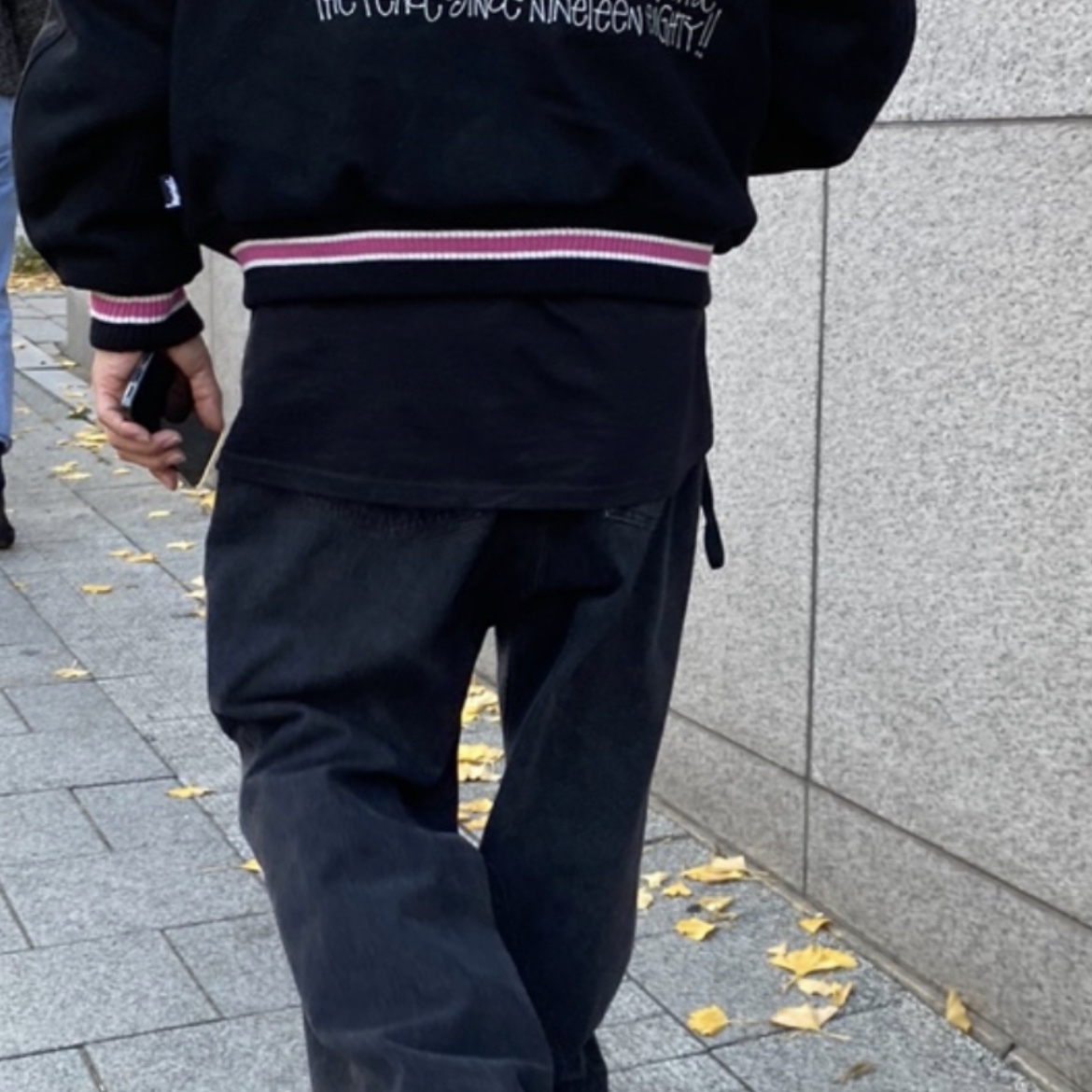 Stussy S Talk Melton Varsity Jacket Black, New Balance x Stray Rats 991 Made in UK Grey Purple Green 착용 스타일 - 3
