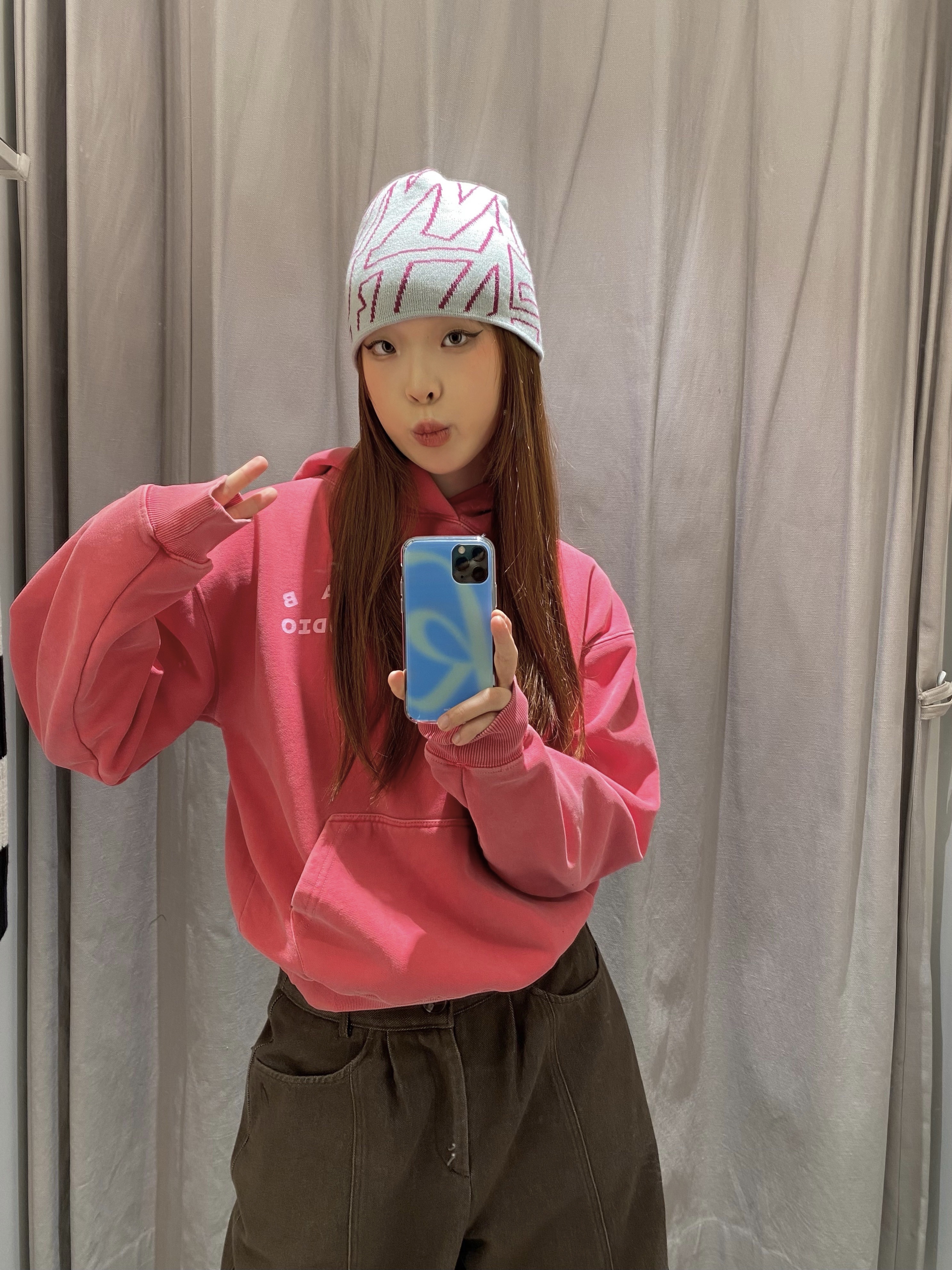 IAB Studio Pigment Hoodie & Sack Coral 착용 스타일 - 4