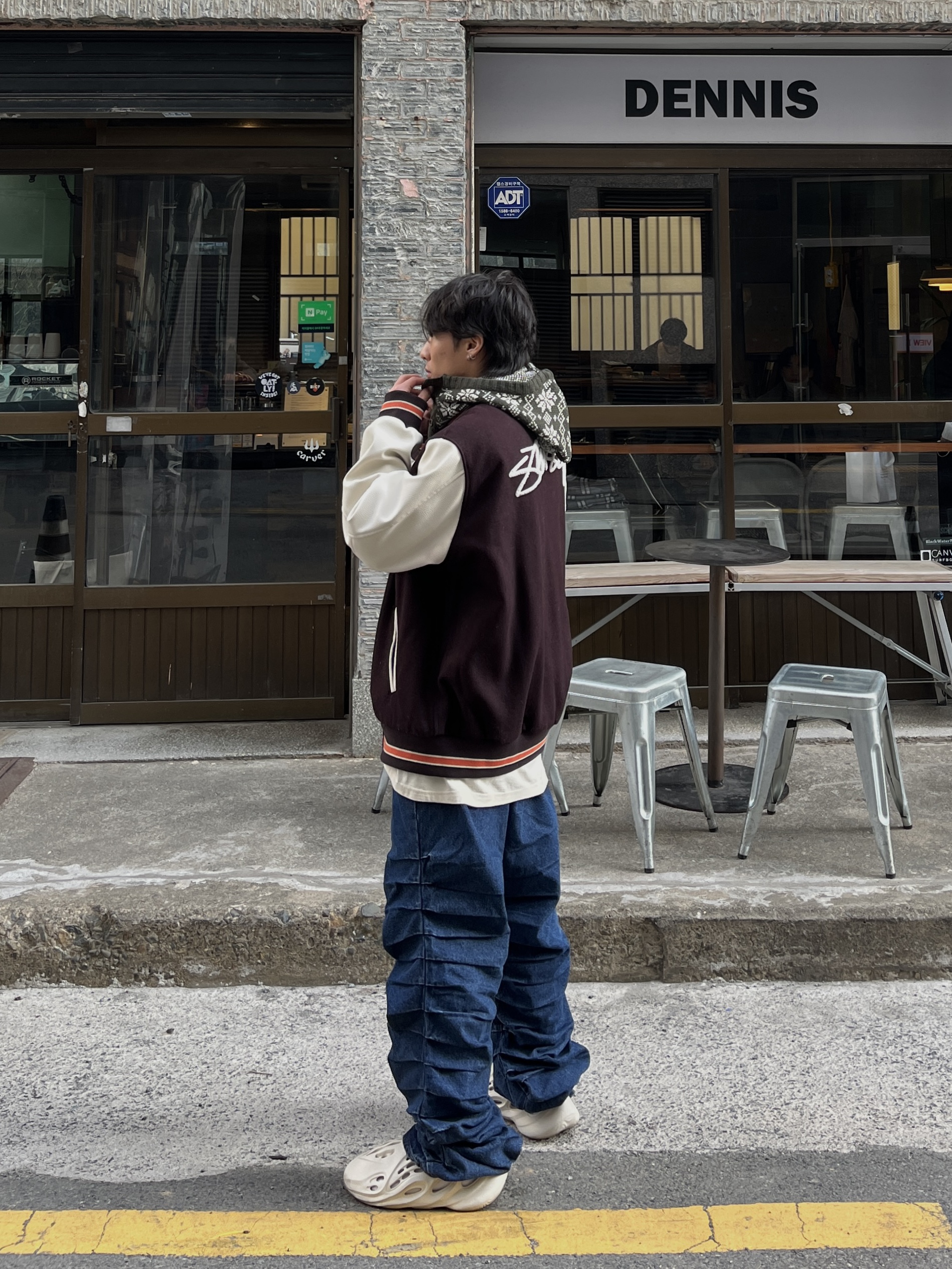 Adidas Yeezy Foam RNNR Sand 착용 스타일 - 3