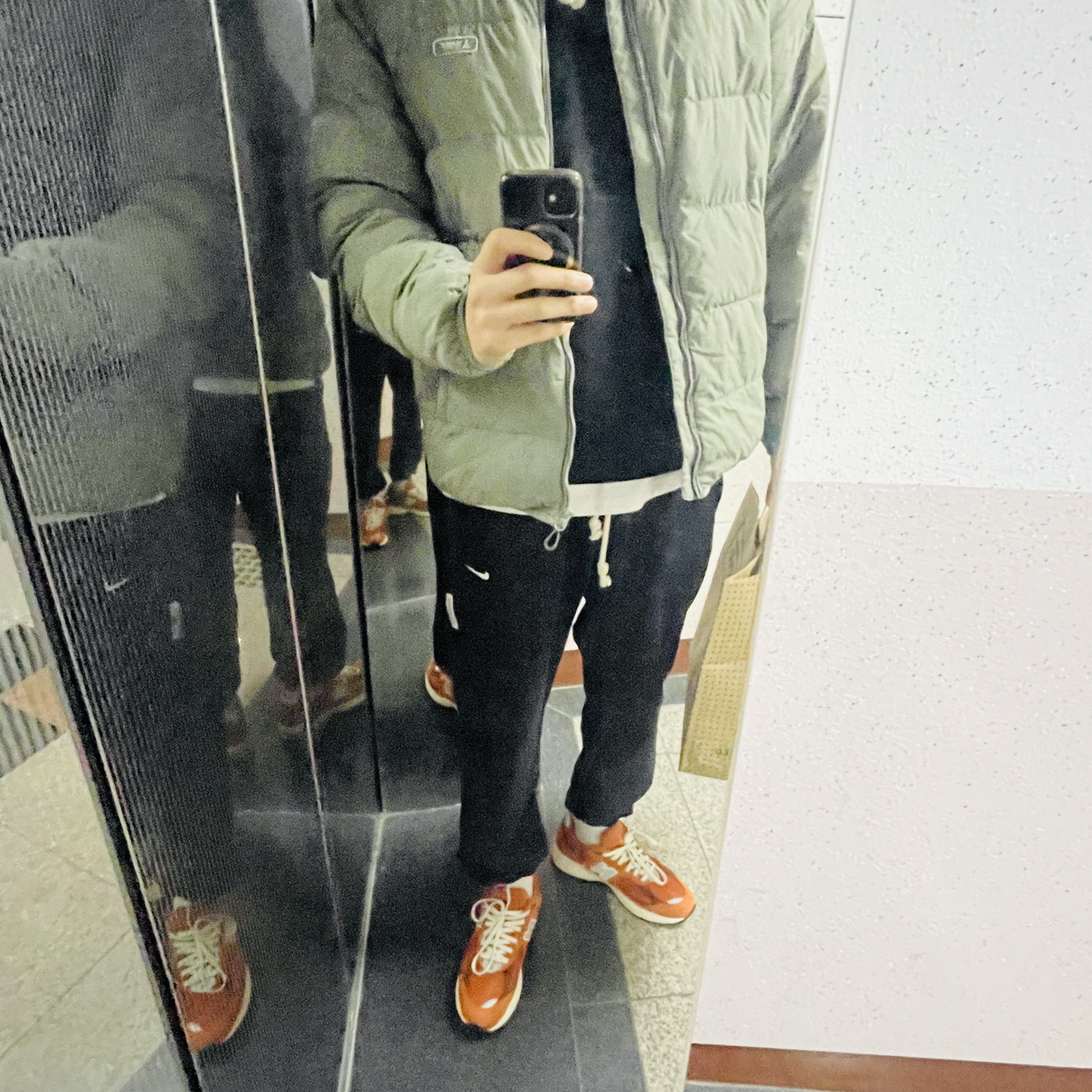 New Balance 2002R Rust Oxide 착용 스타일 - 1