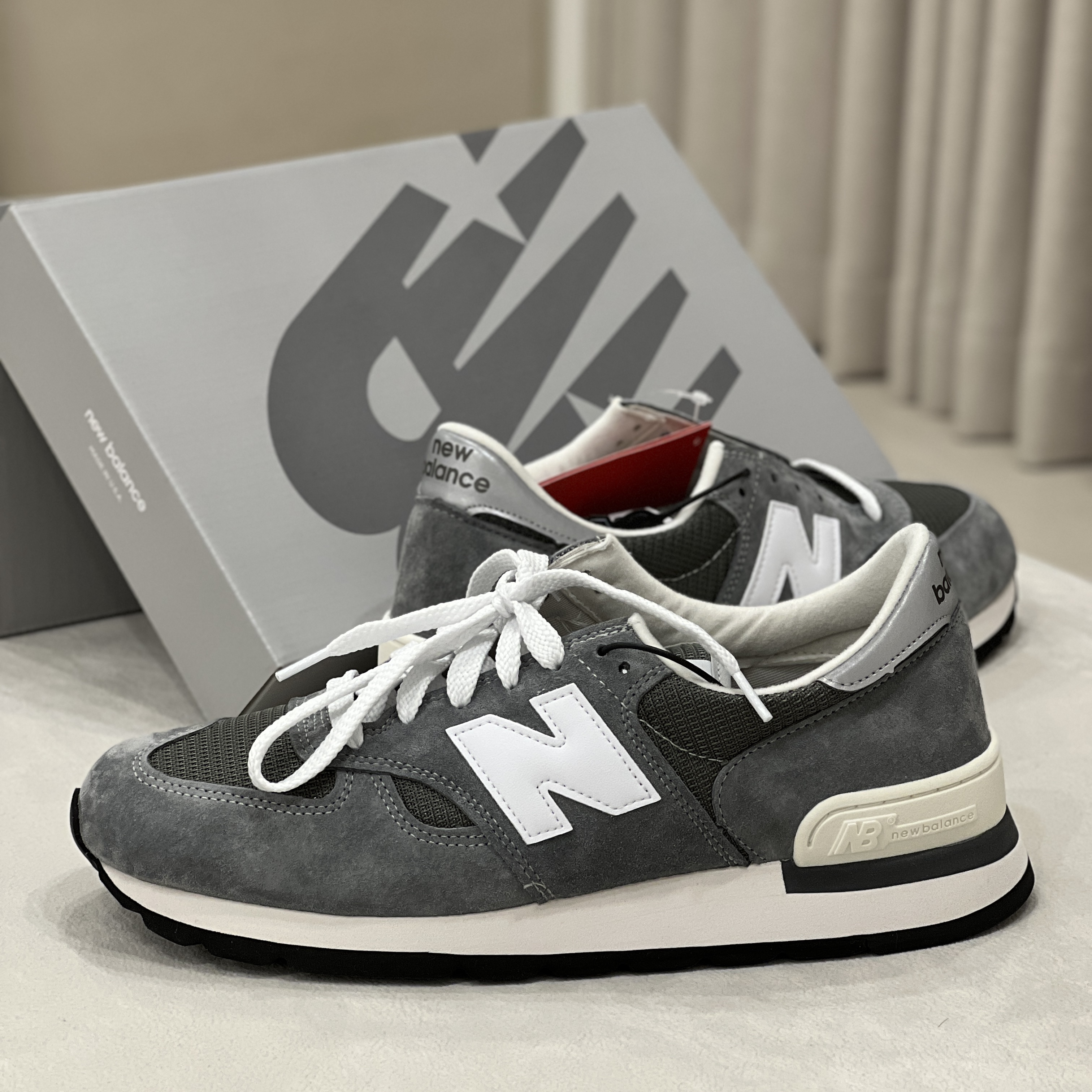 New Balance 990v1 Made in USA Grey White 착용 스타일 - 1