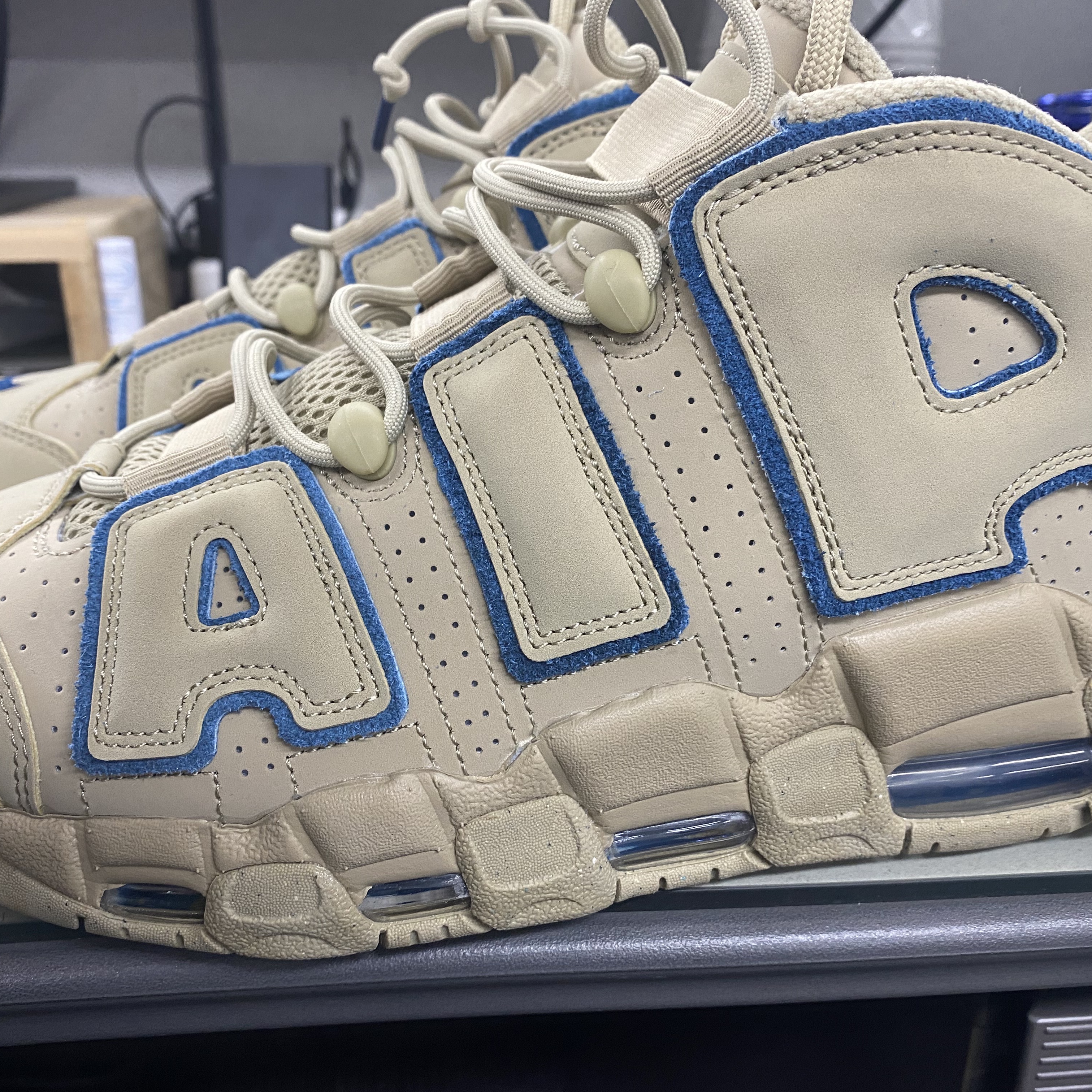 Nike Air More Uptempo Limestone and Valerian Blue 착용 스타일 - 2
