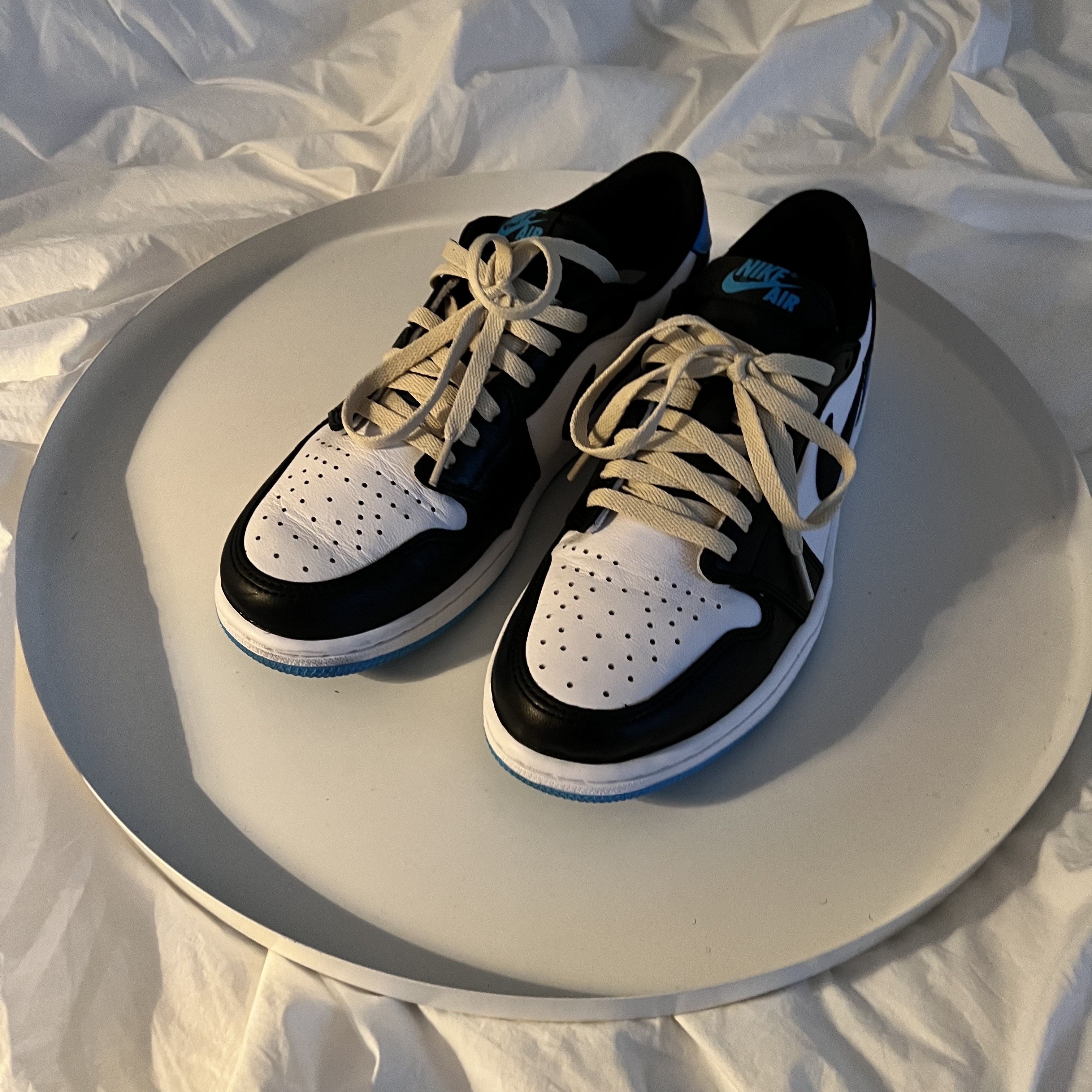 Jordan 1 Retro Low OG Black and Dark Powder Blue 착용 스타일