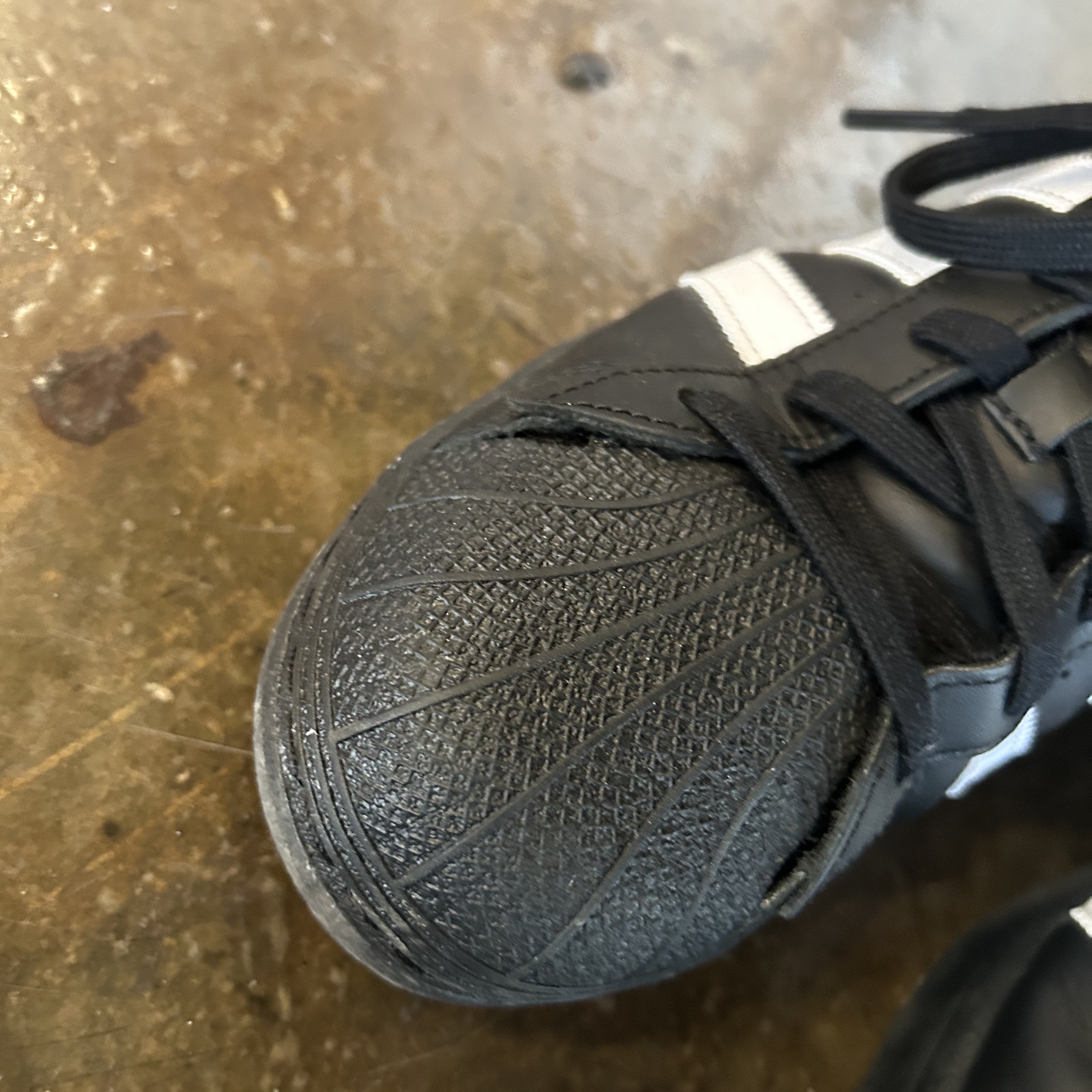 Adidas Superstar Core Black White 착용 스타일 - 4