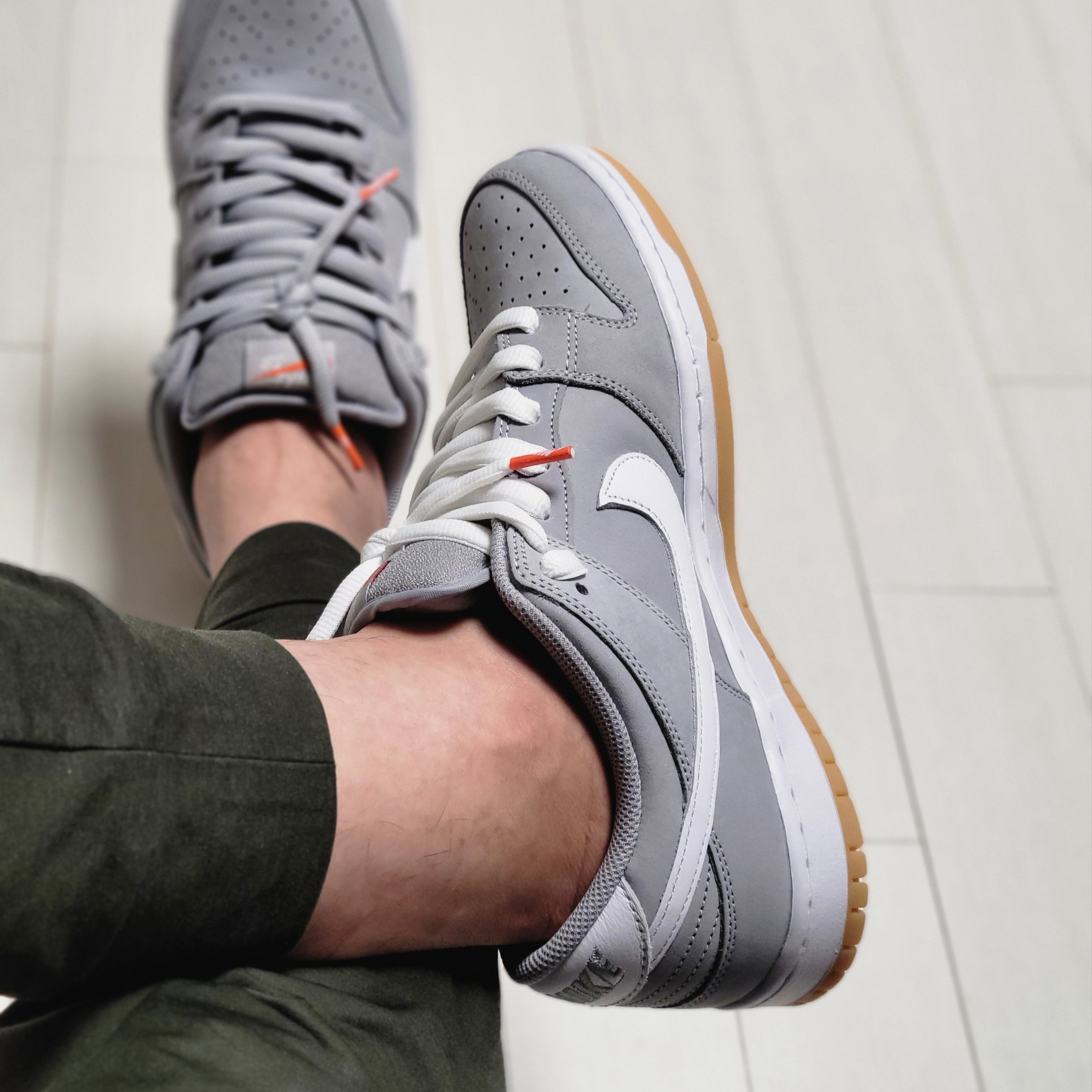 Nike Dunk Low Pro SB Wolf Grey White 착용 스타일 - 1