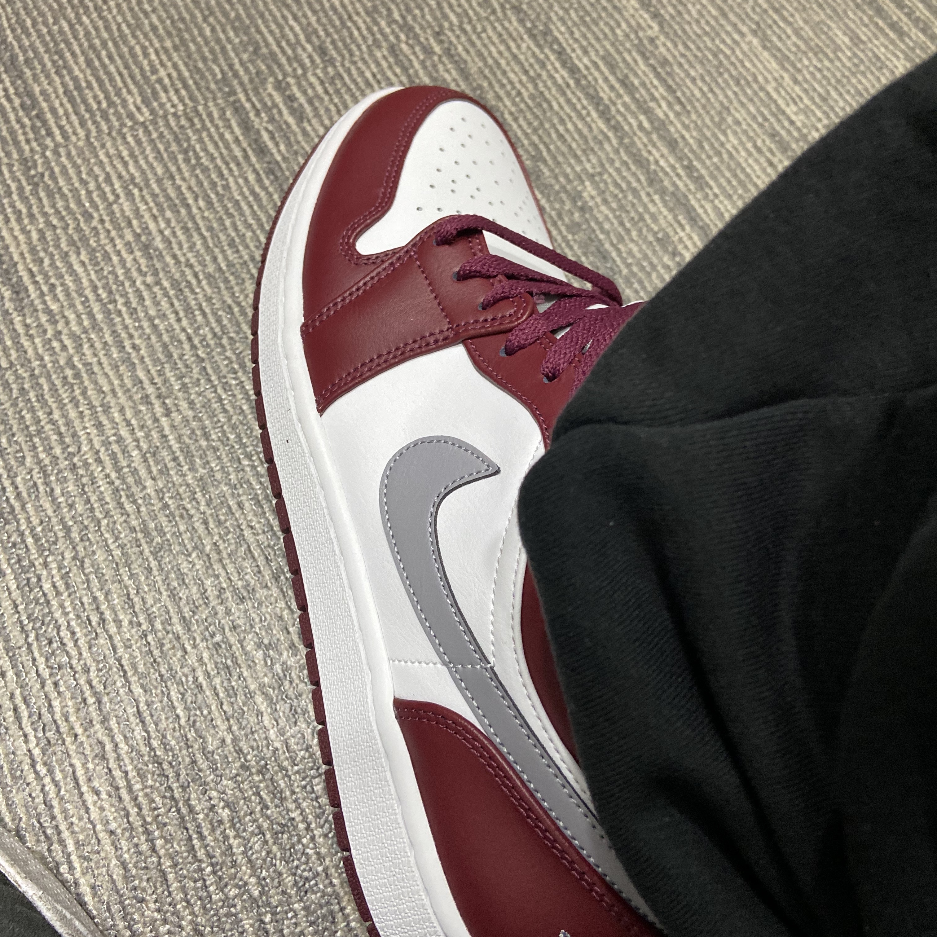Jordan 1 Low Cherrywood Red 착용 스타일 - 2