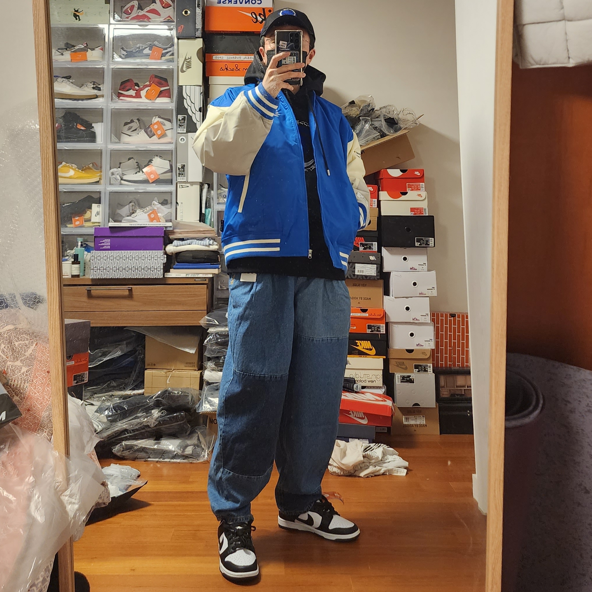 Zara x Ader Error Barrel Leg Jeans Blue, Zara x Ader Error Embroidery Hooded Sweatshirt Black 착용 스타일 - 1