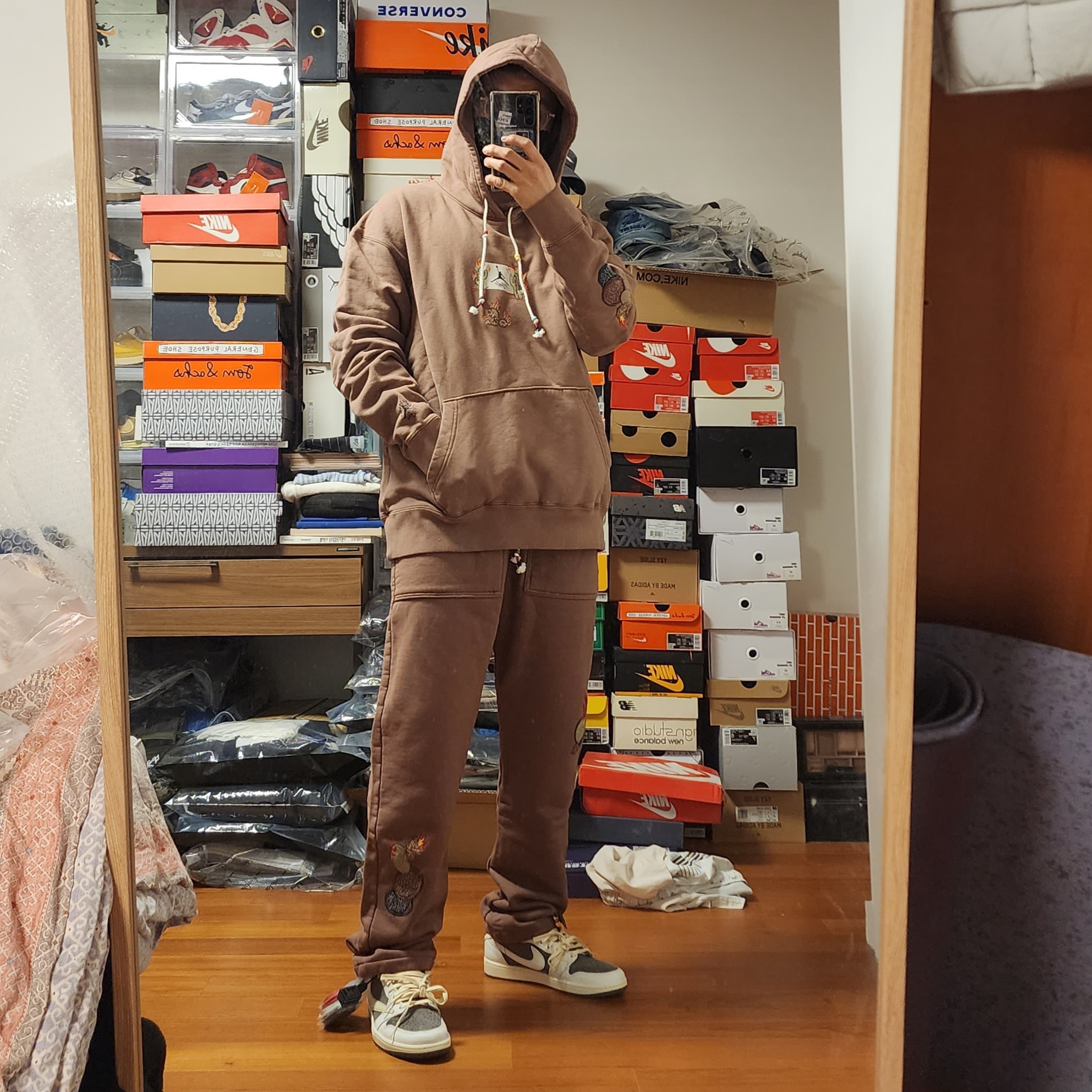 Jordan 1 x Travis Scott Retro Low OG SP Sail and Ridgerock, Jordan x Travis Scott Hoodie Antique Brown - US/EU 착용 스타일 - 1