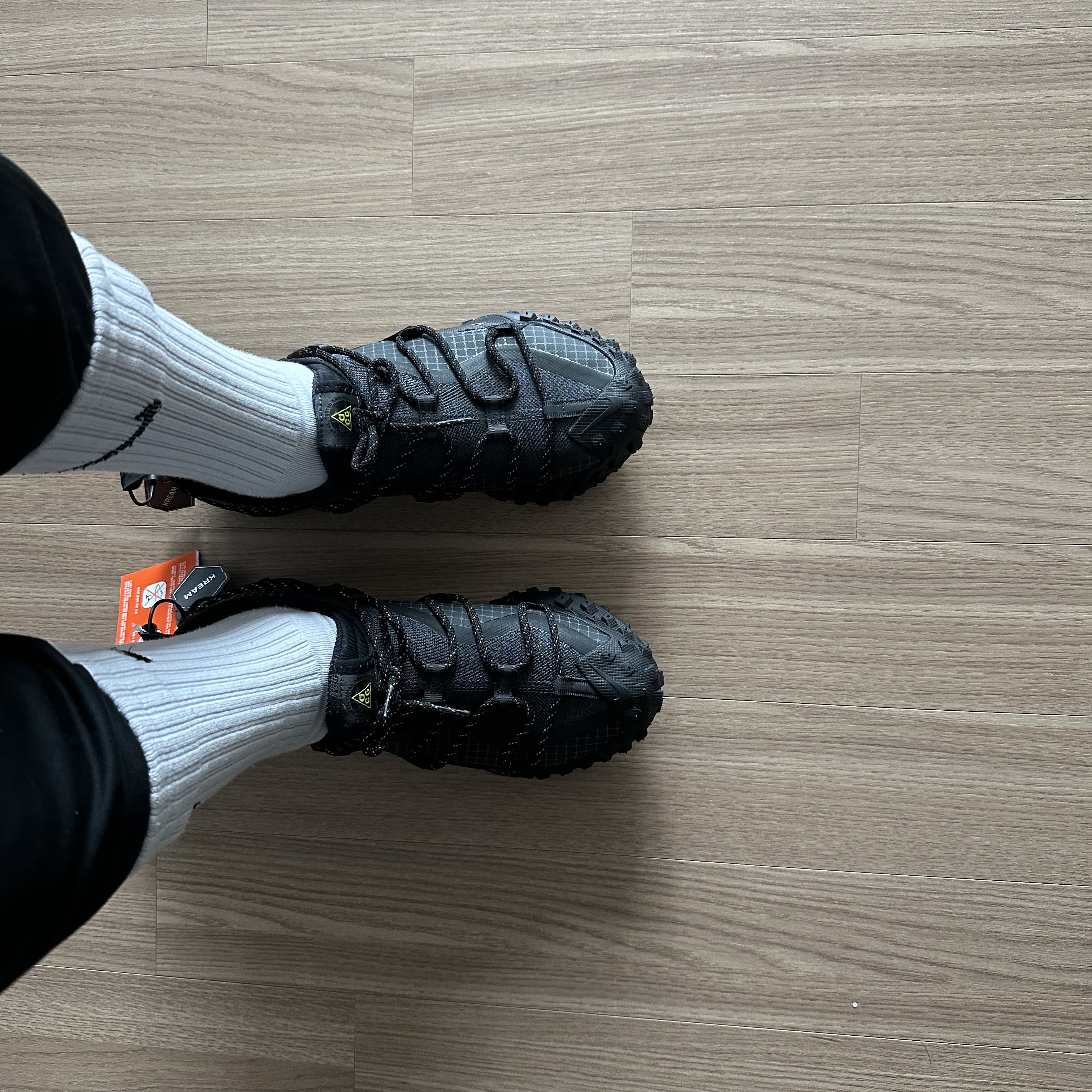 Nike ACG Mountain Fly Low Gore-Tex SE Dark Smoke Grey 착용 스타일 - 2
