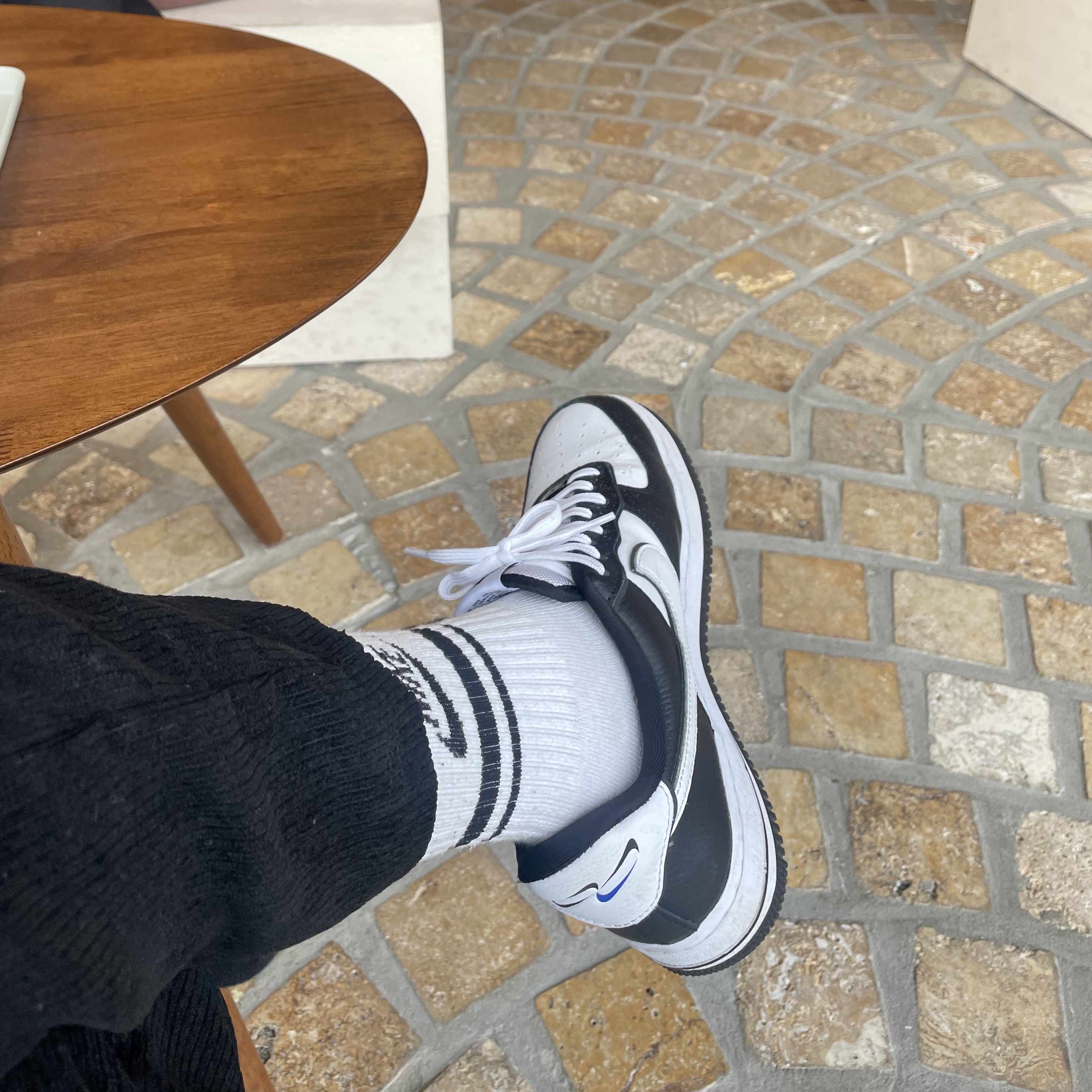 Nike Air Force 1 '07 LV8 White Black 착용 스타일