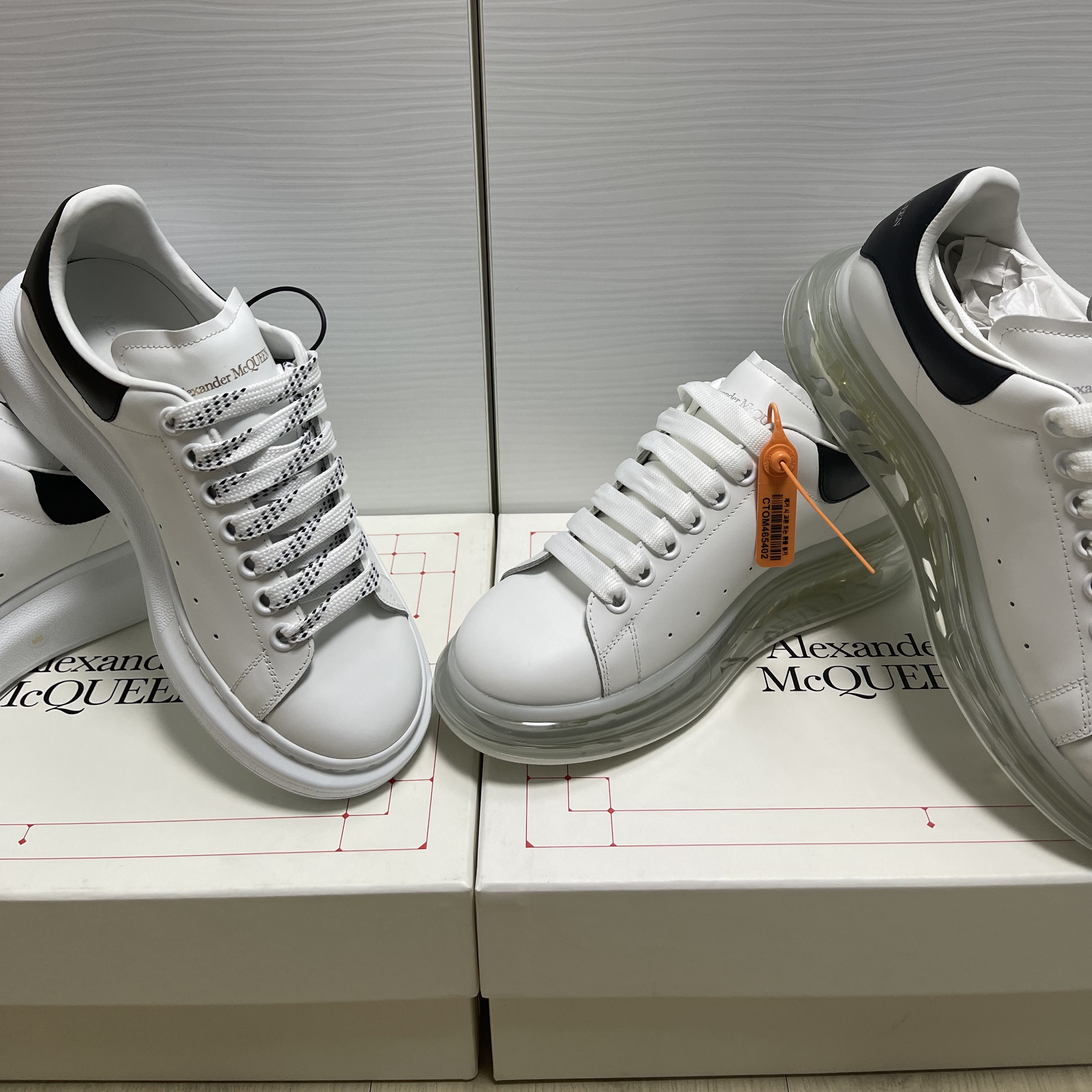 Alexander McQueen Oversized Sneakers White, Alexander McQueen Oversized Sneakers Clear Sole White Black 착용 스타일 - 2