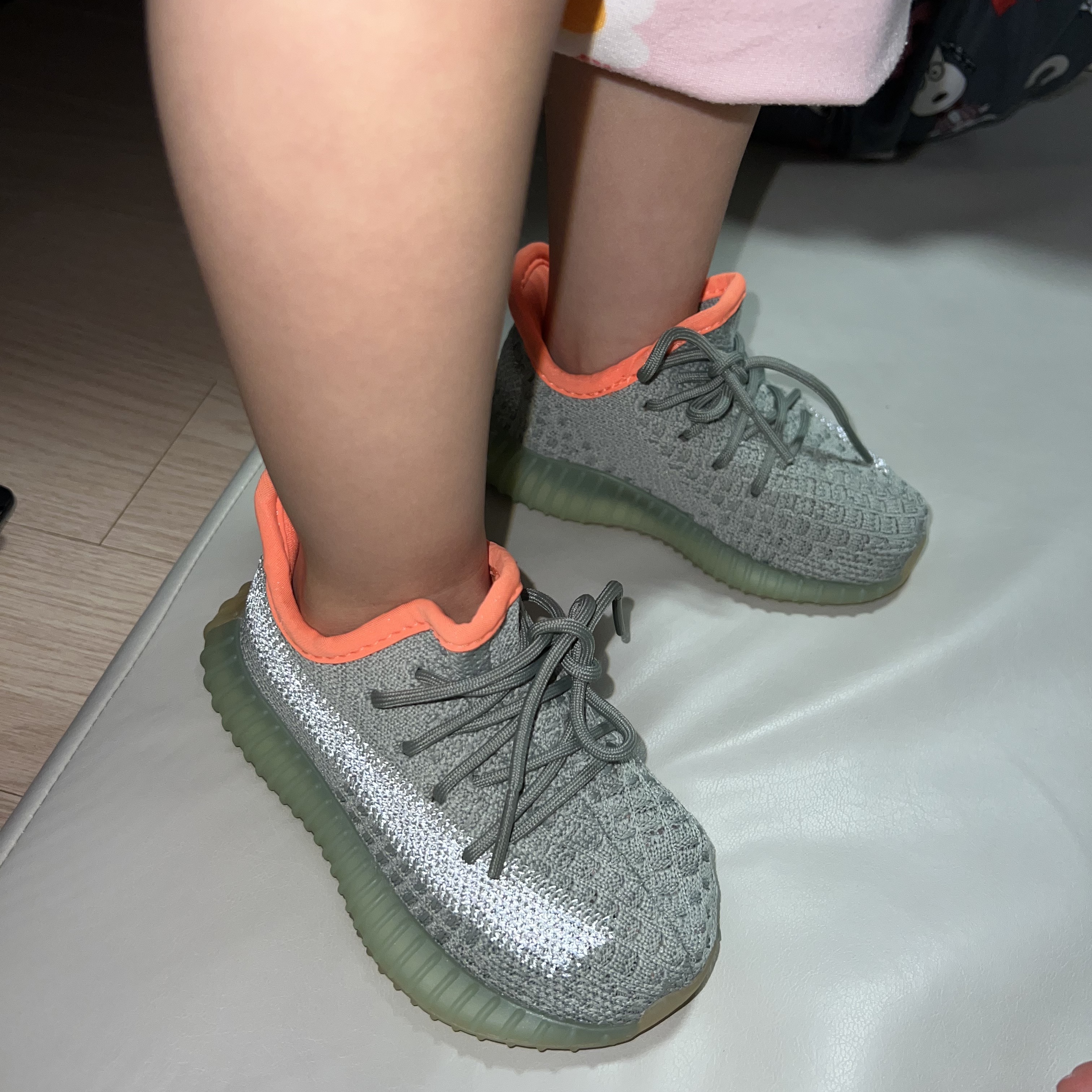 (Infant) Adidas Yeezy Boost 350 V2 Desert Sage 착용 스타일